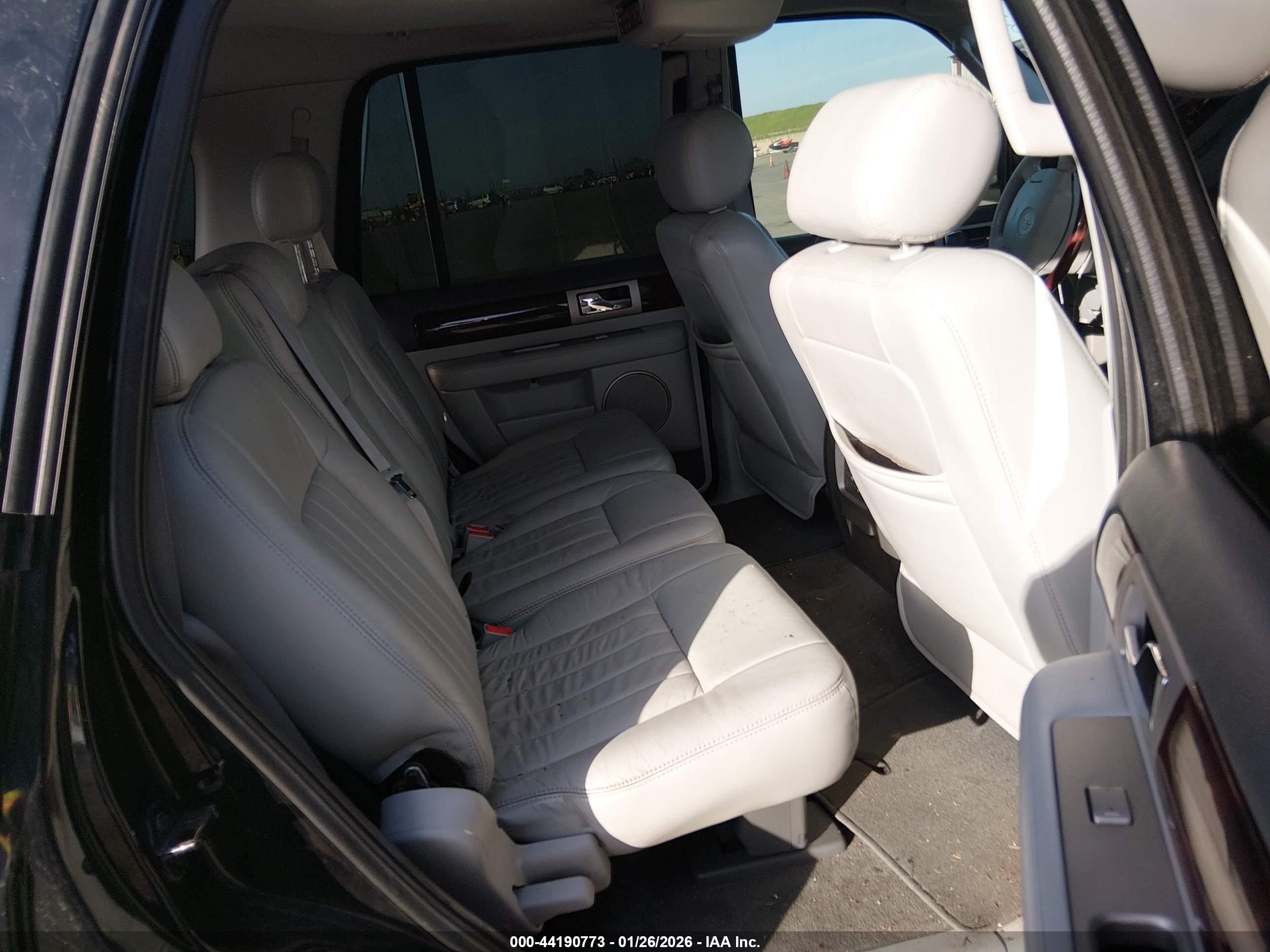 LINCOLN NAVIGATOR image 8