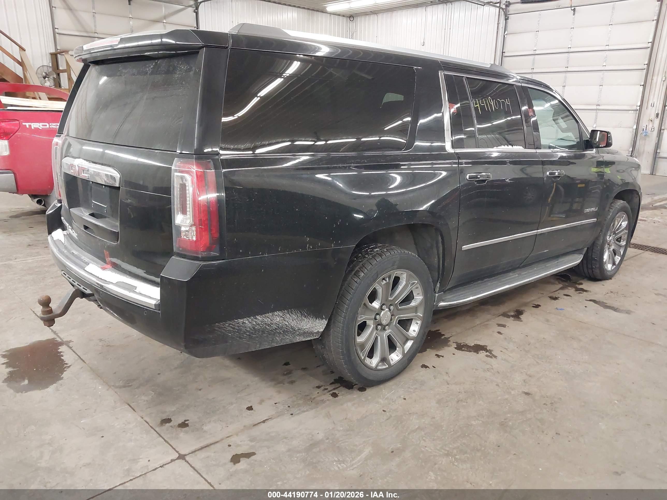 GMC YUKON image 4