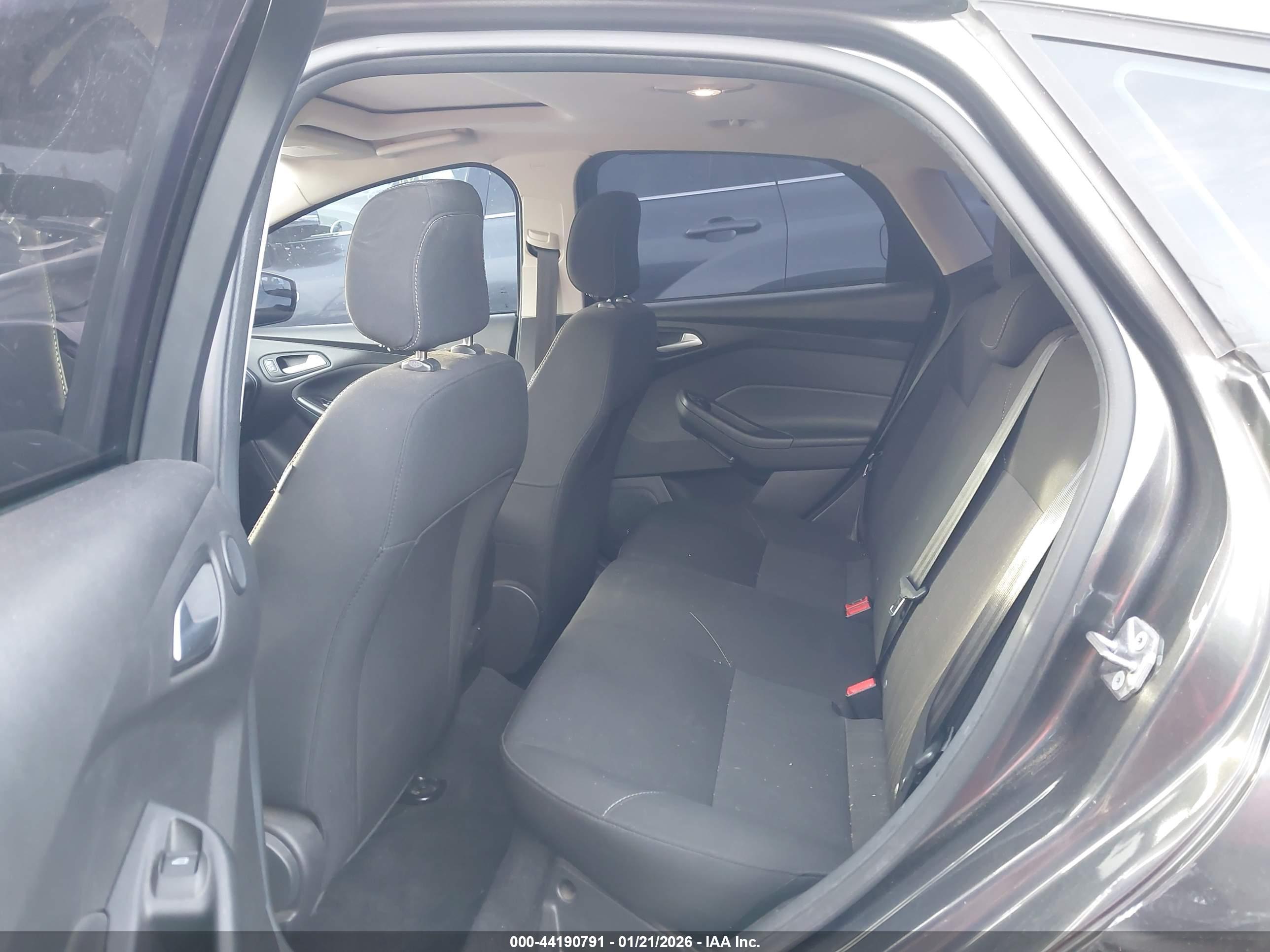 FORD FOCUS image 8