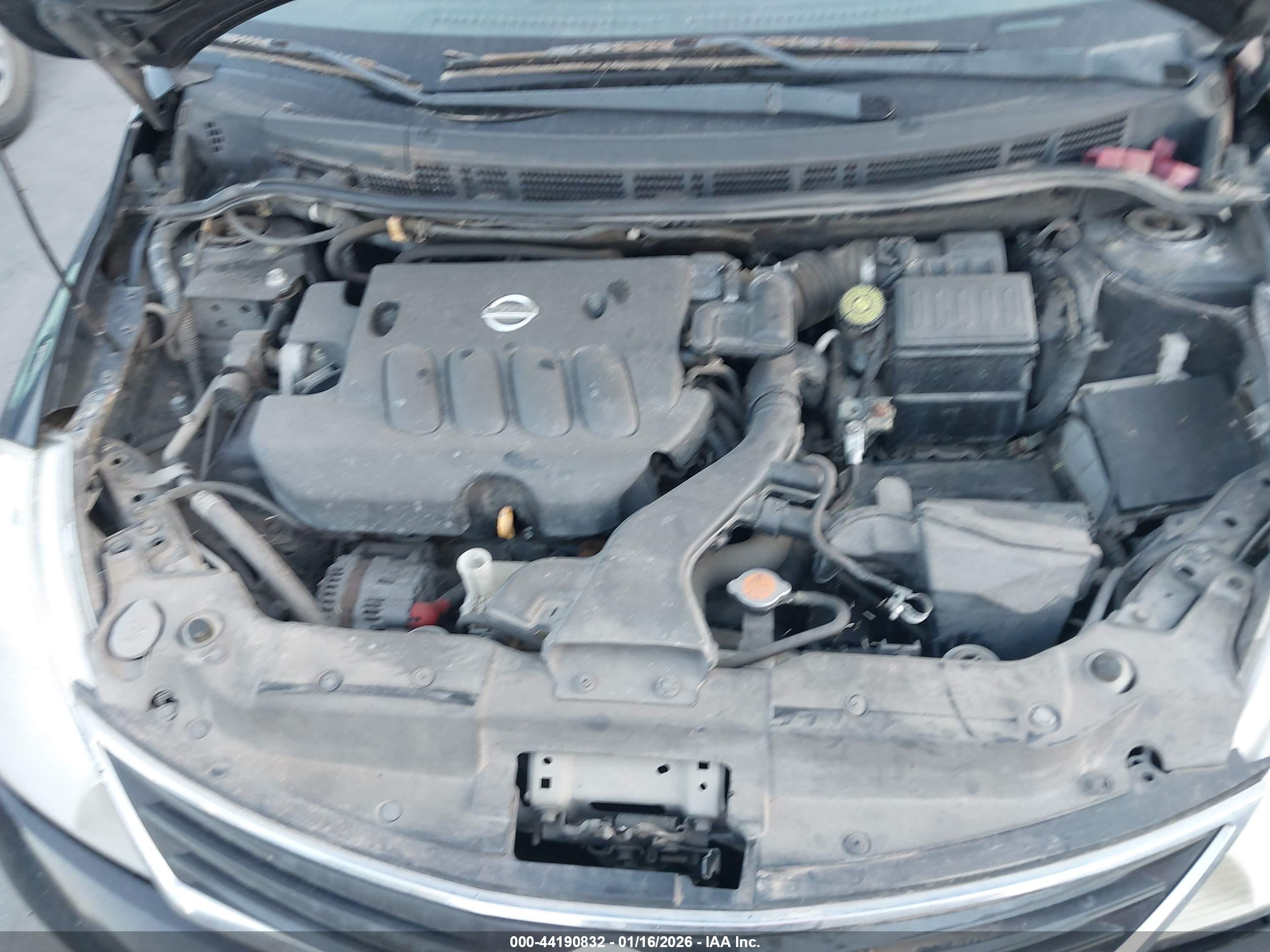 NISSAN VERSA image 10