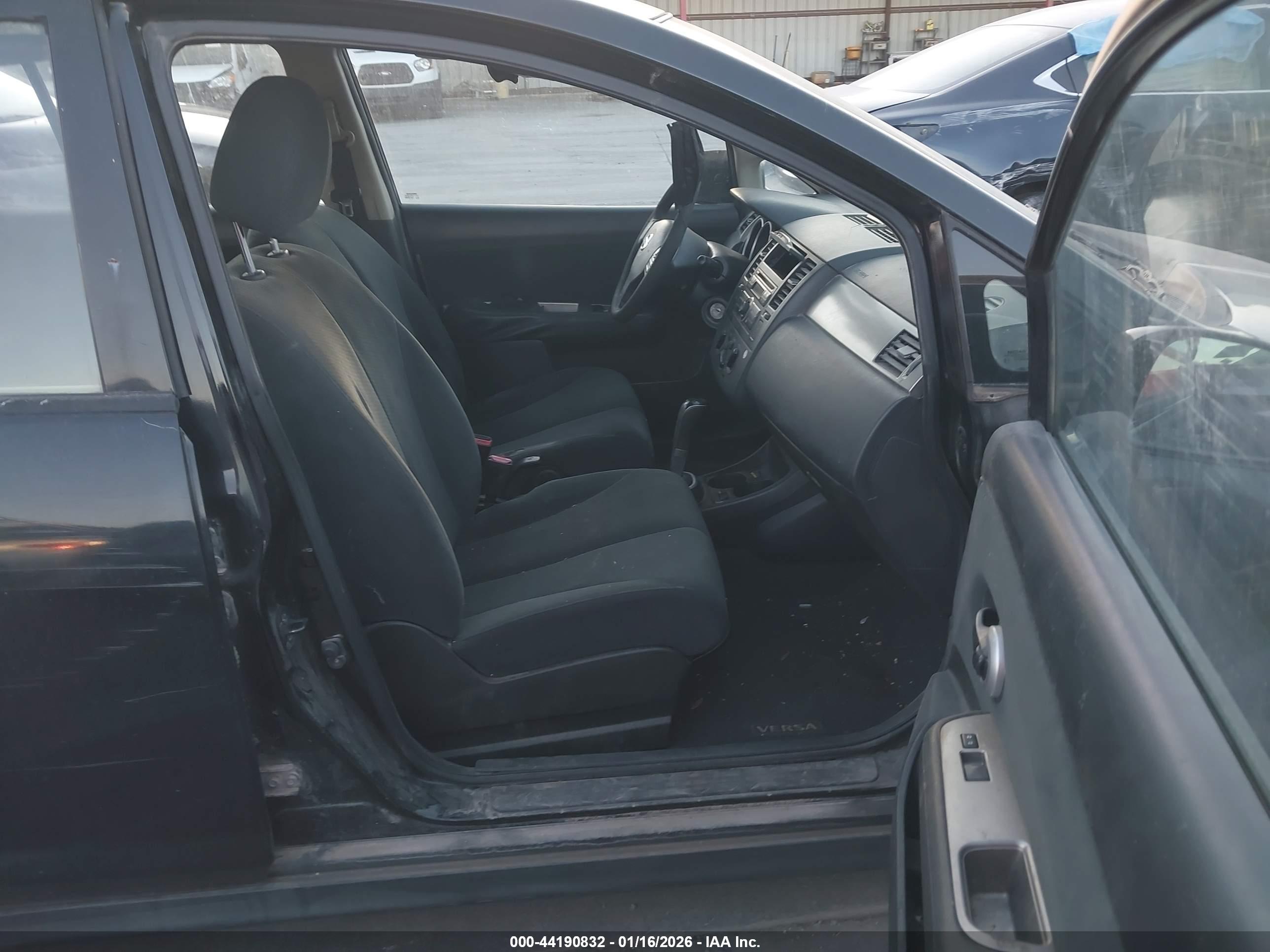 NISSAN VERSA image 5