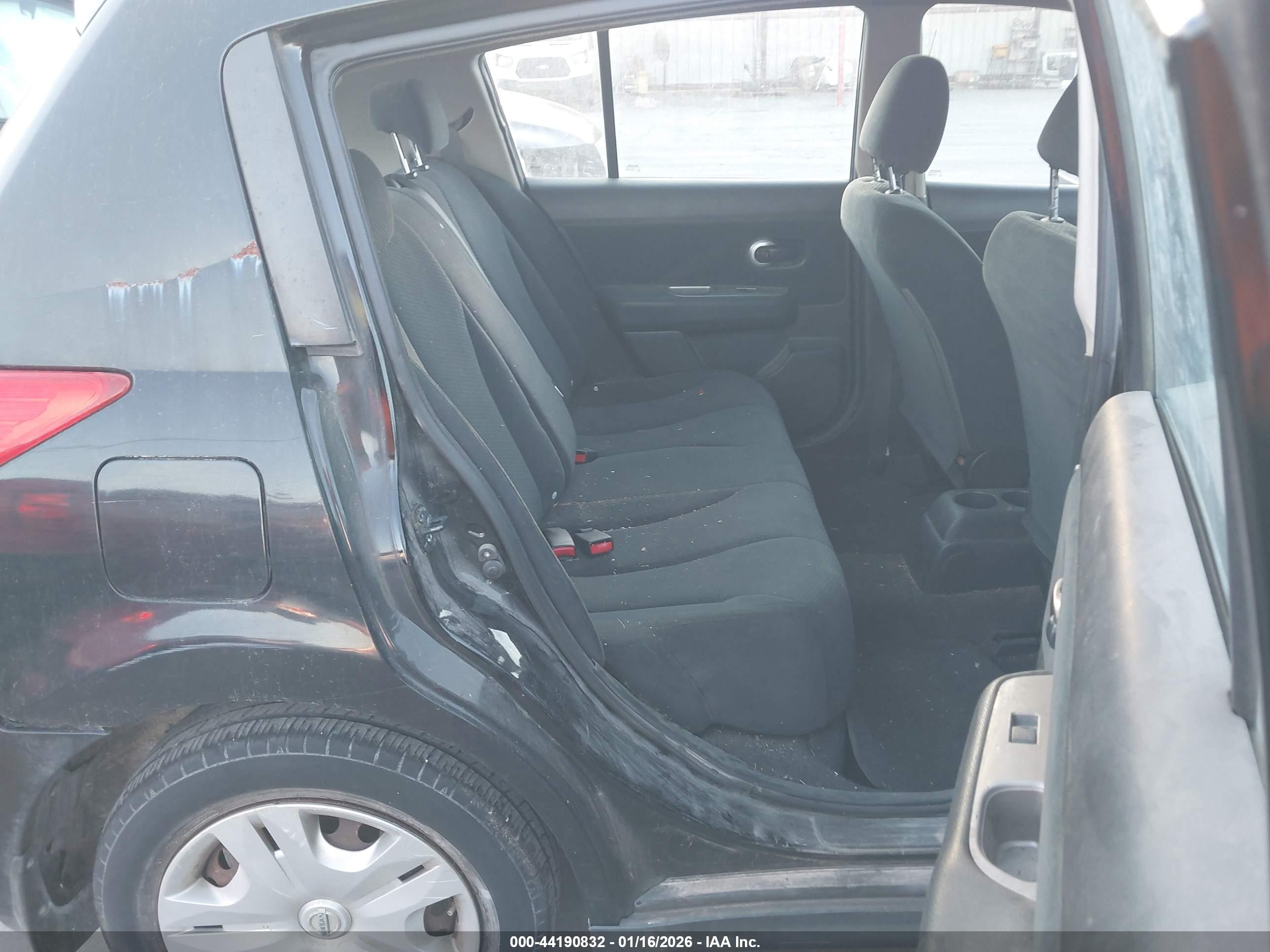 NISSAN VERSA image 8