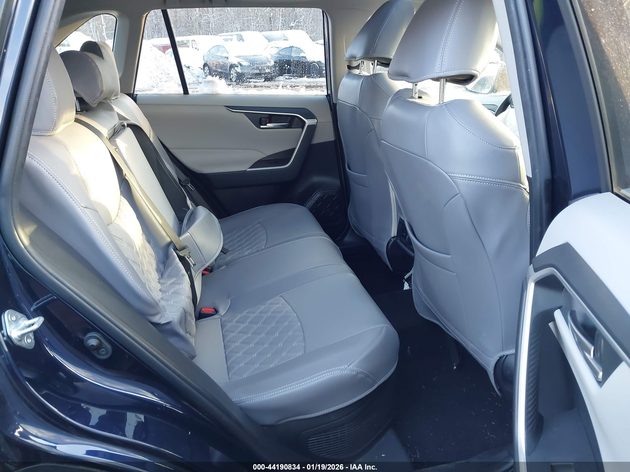 TOYOTA RAV4 image 8