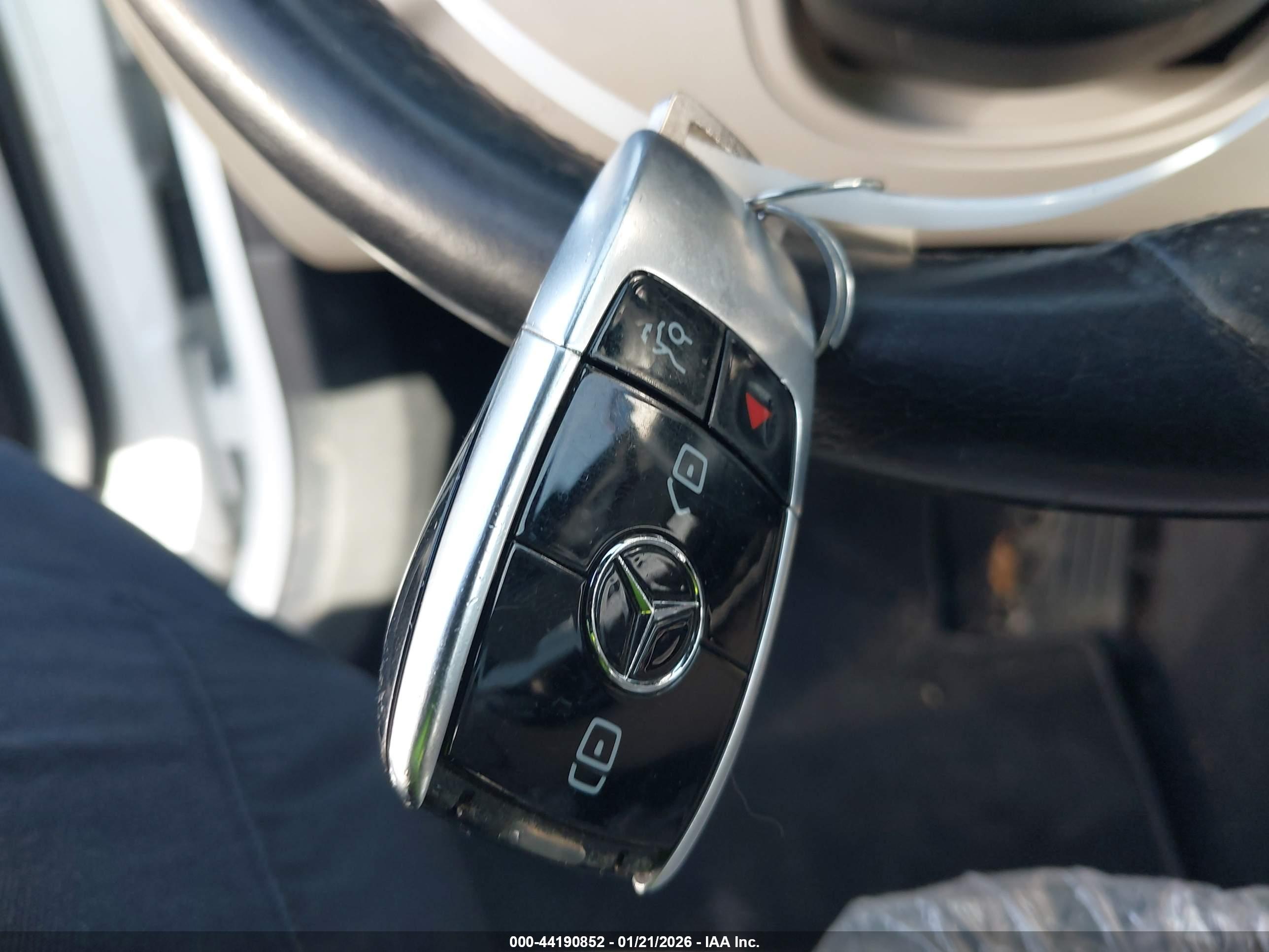 MERCEDES-BENZ E image 11