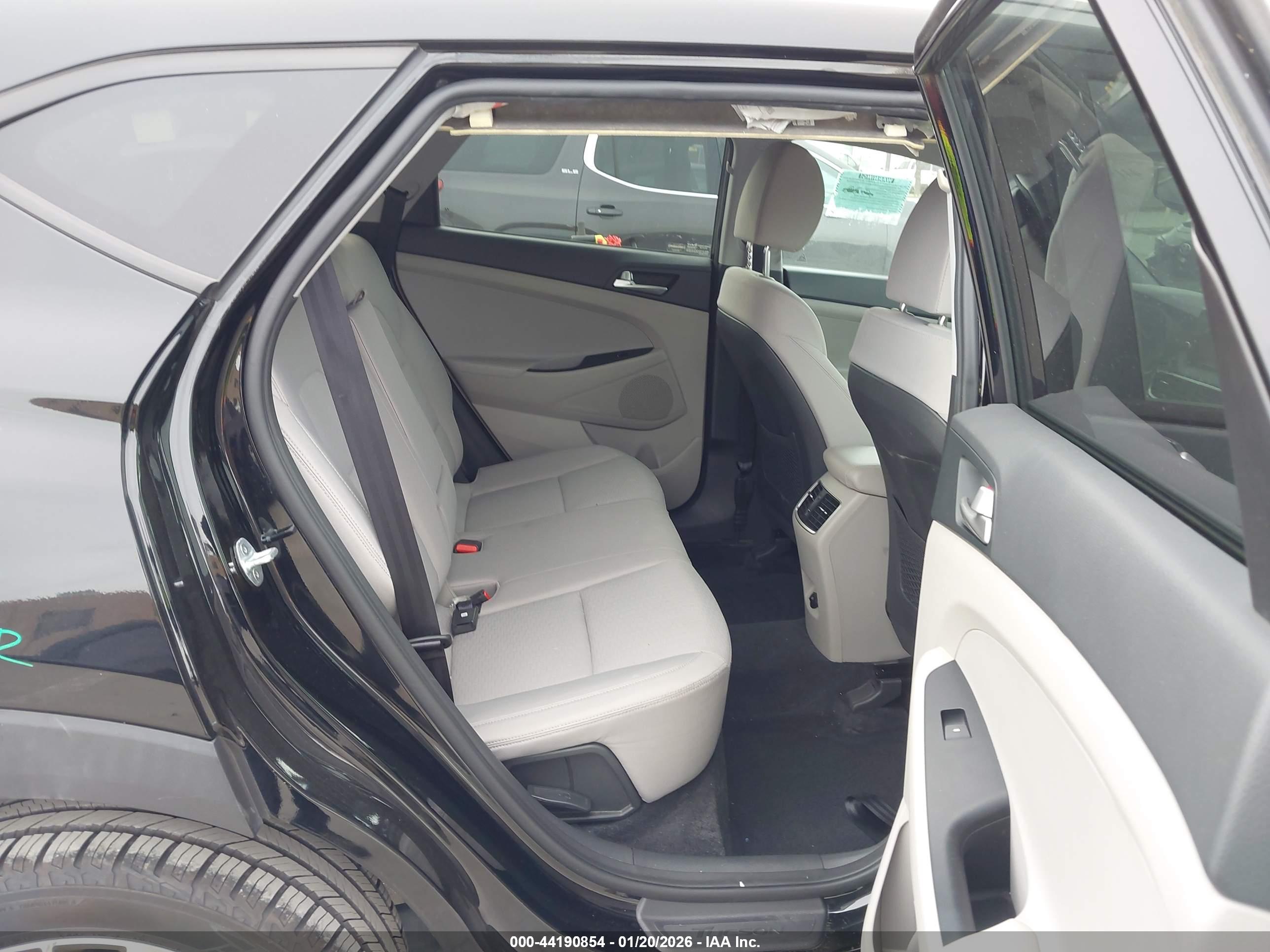 HYUNDAI TUCSON image 8