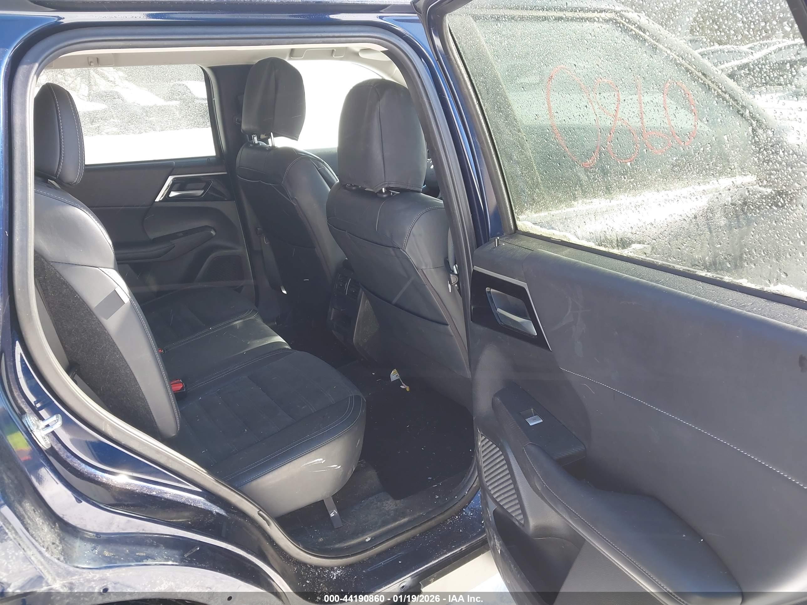 MITSUBISHI OUTLANDER image 8