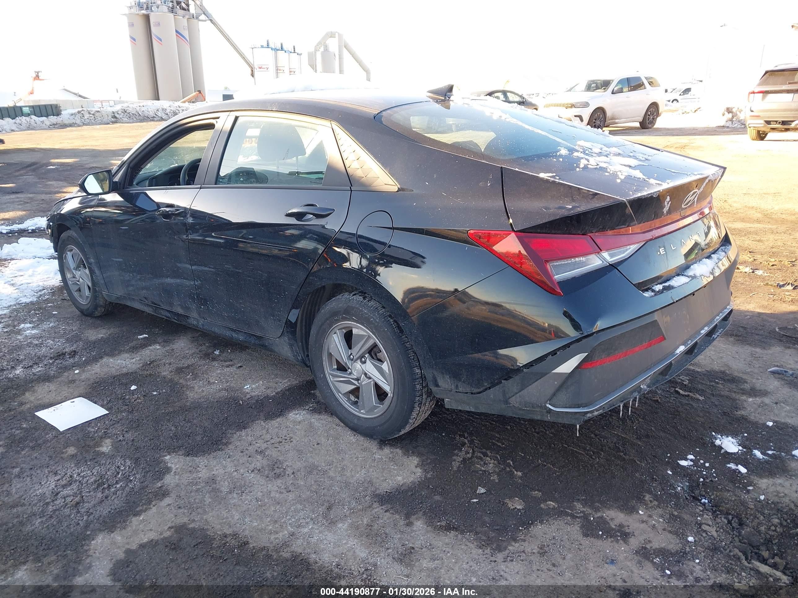 HYUNDAI ELANTRA image 3