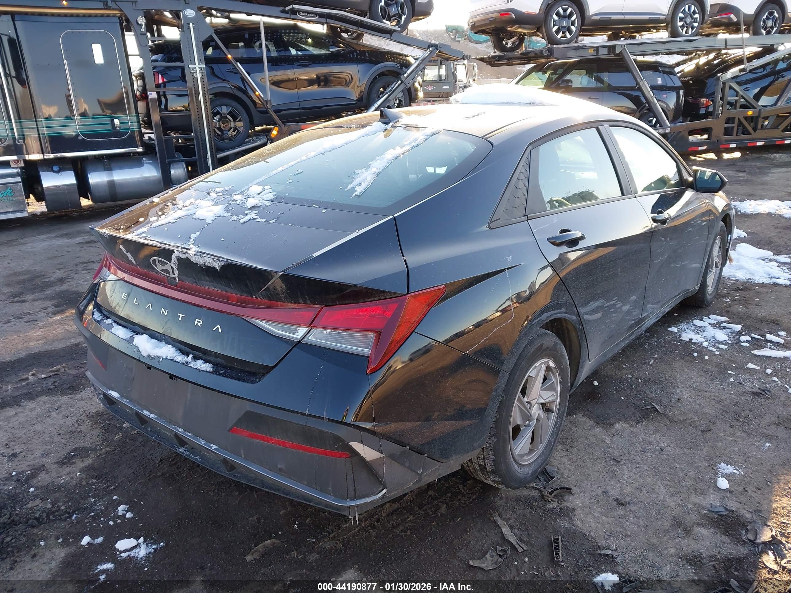 HYUNDAI ELANTRA image 4