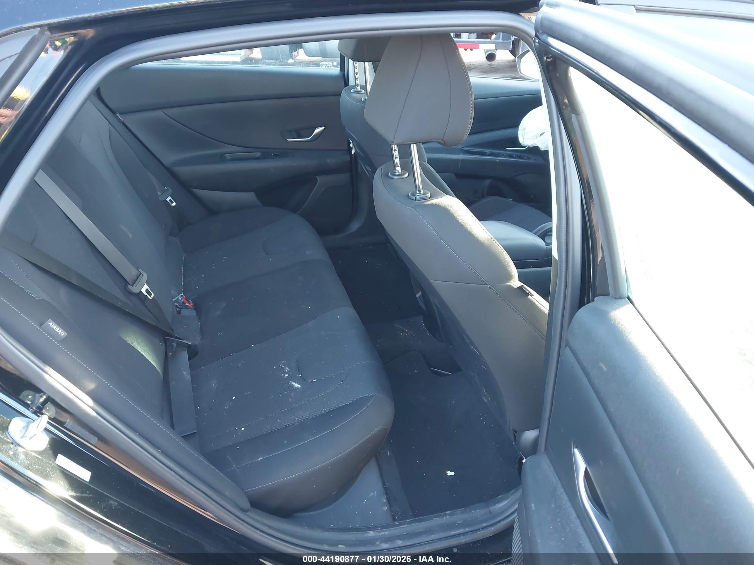 HYUNDAI ELANTRA image 8