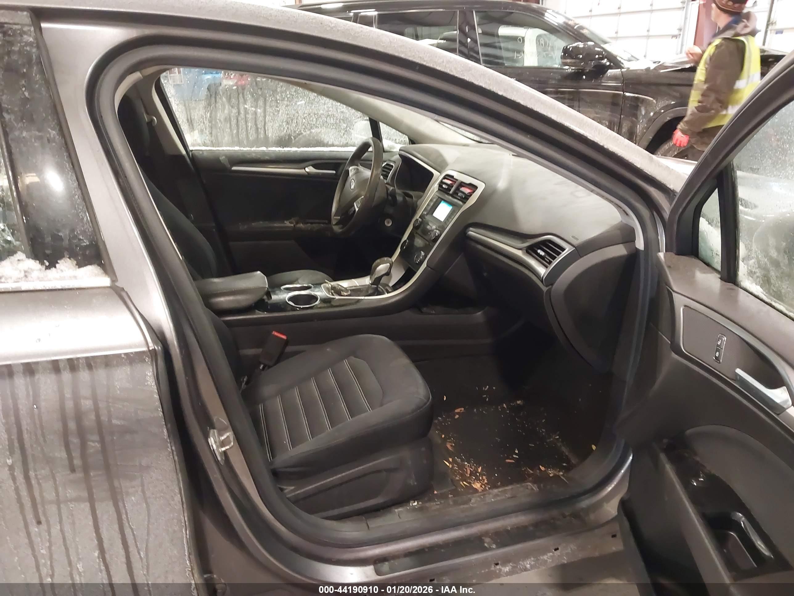 FORD FUSION image 5