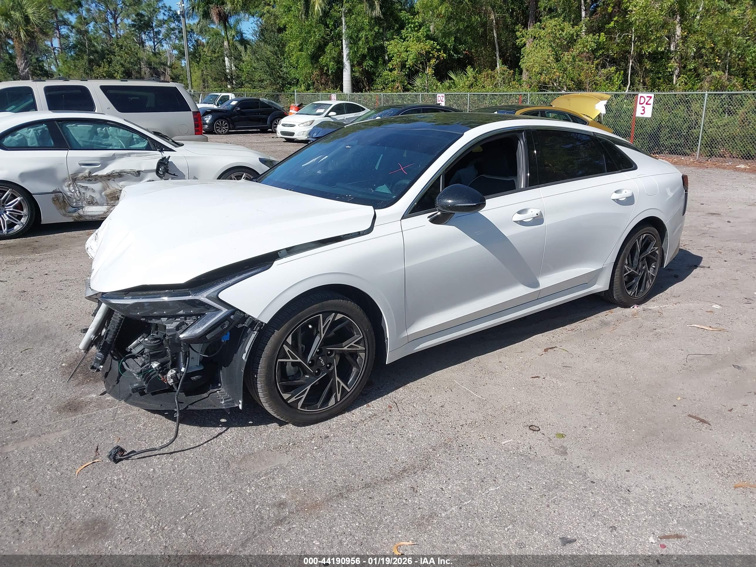 KIA K5 image 2