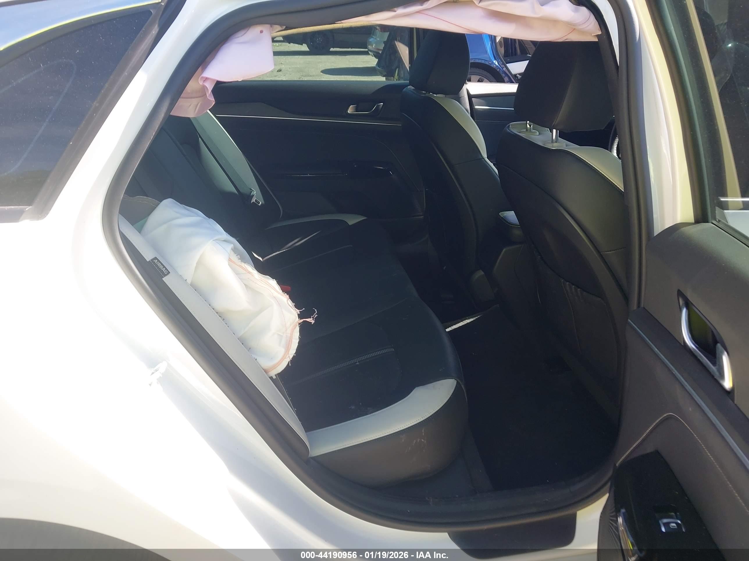 KIA K5 image 8
