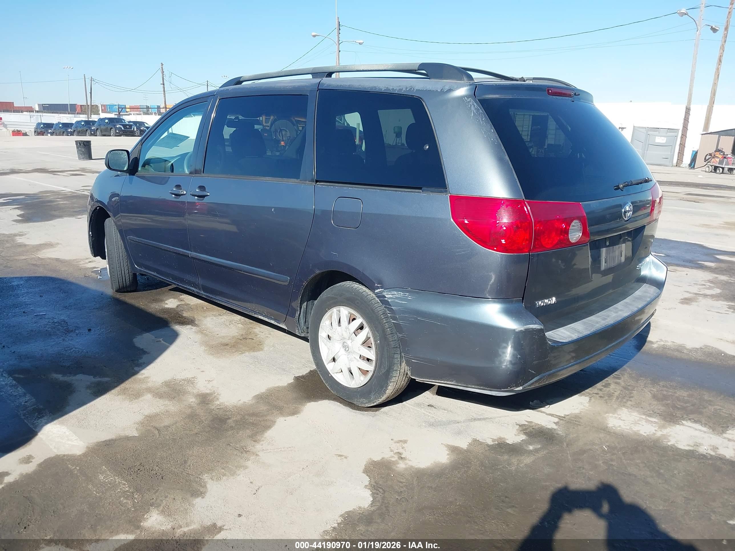 TOYOTA SIENNA image 3