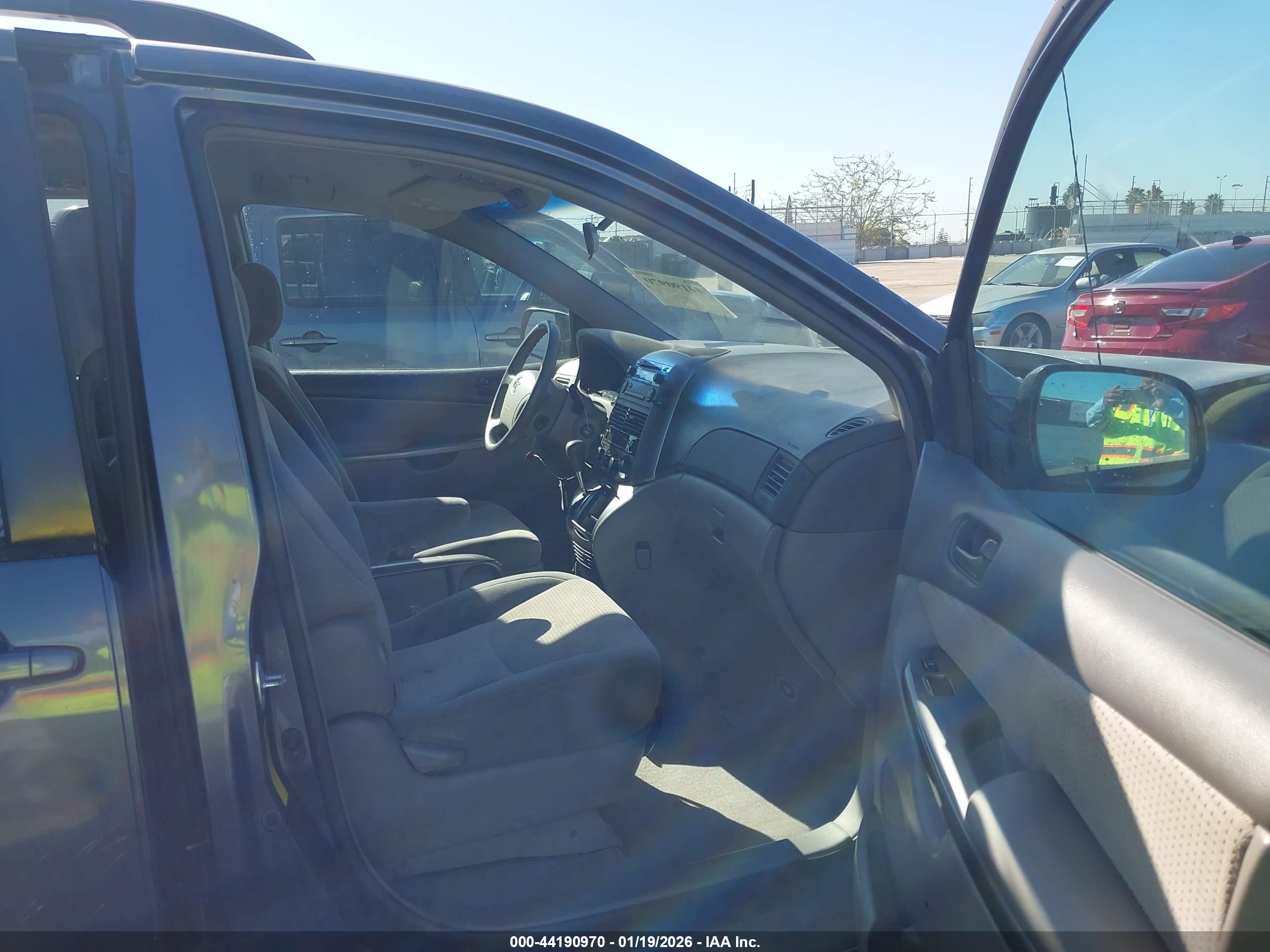 TOYOTA SIENNA image 5