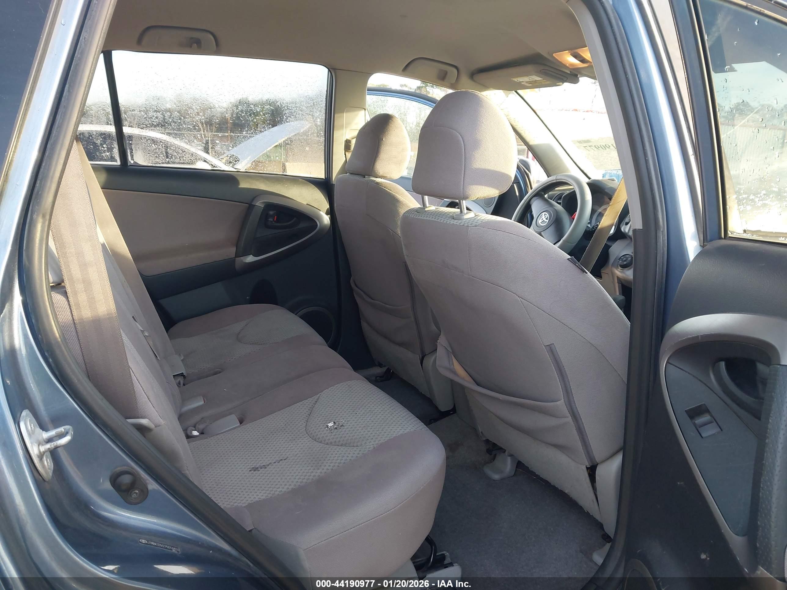 TOYOTA RAV4 image 8
