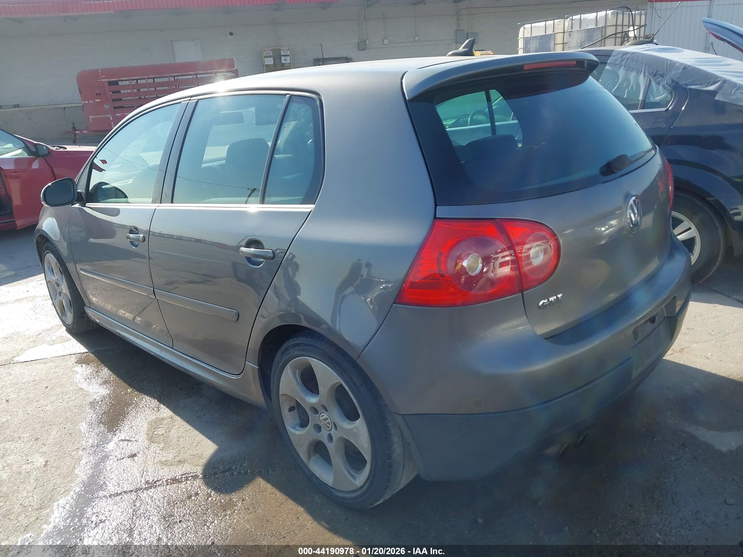 VOLKSWAGEN GTI image 3