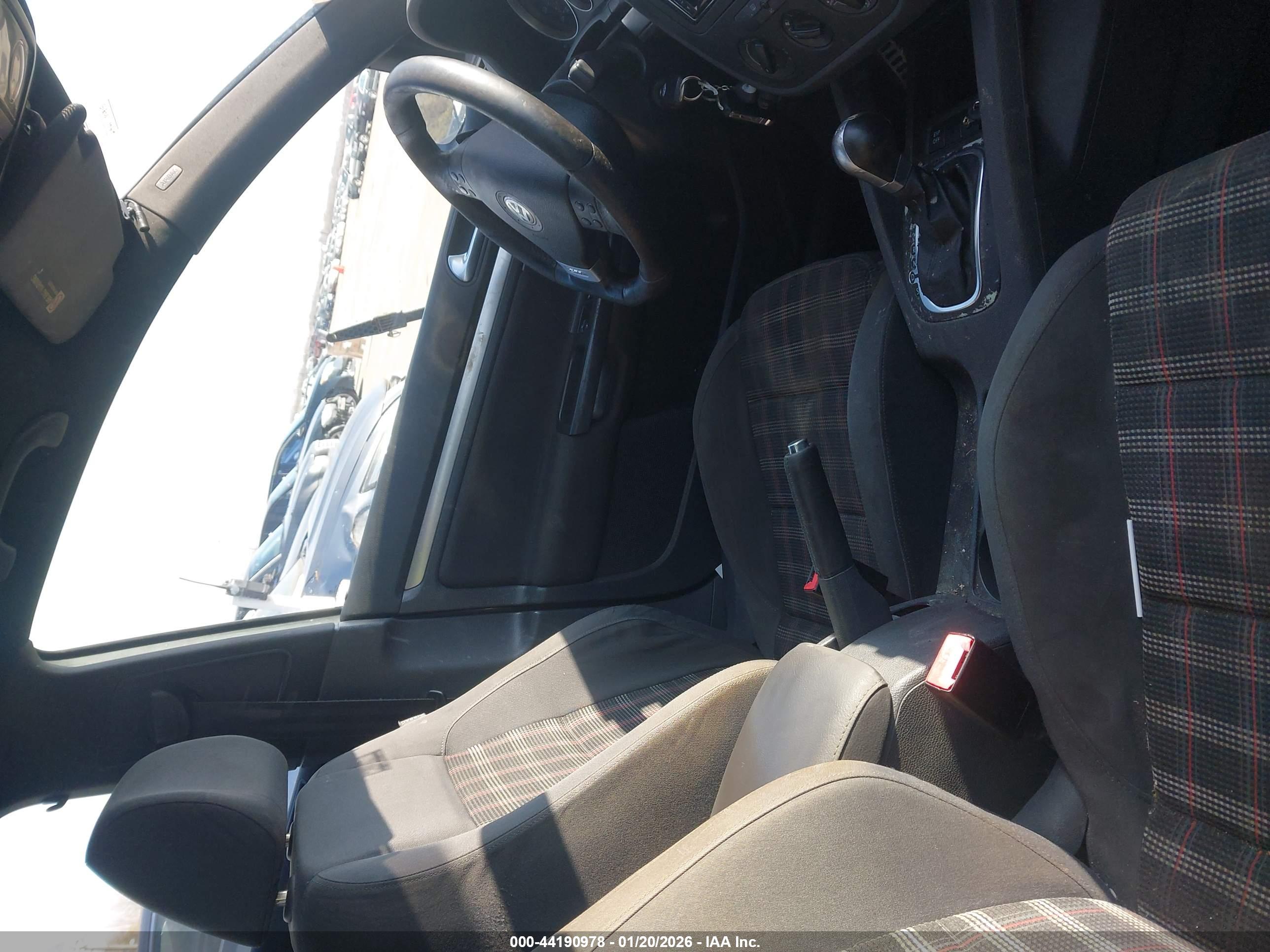 VOLKSWAGEN GTI image 5