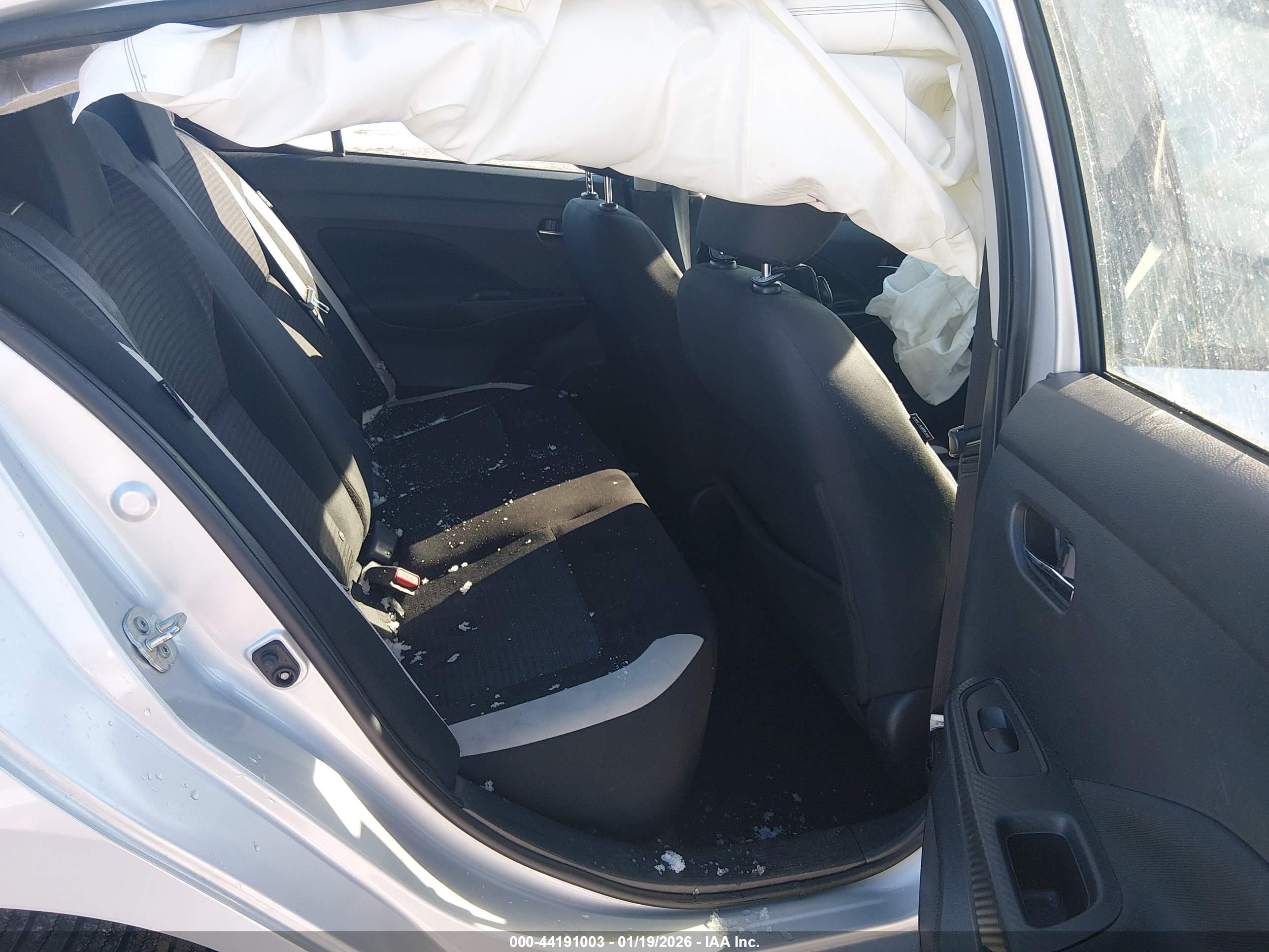 NISSAN VERSA image 8