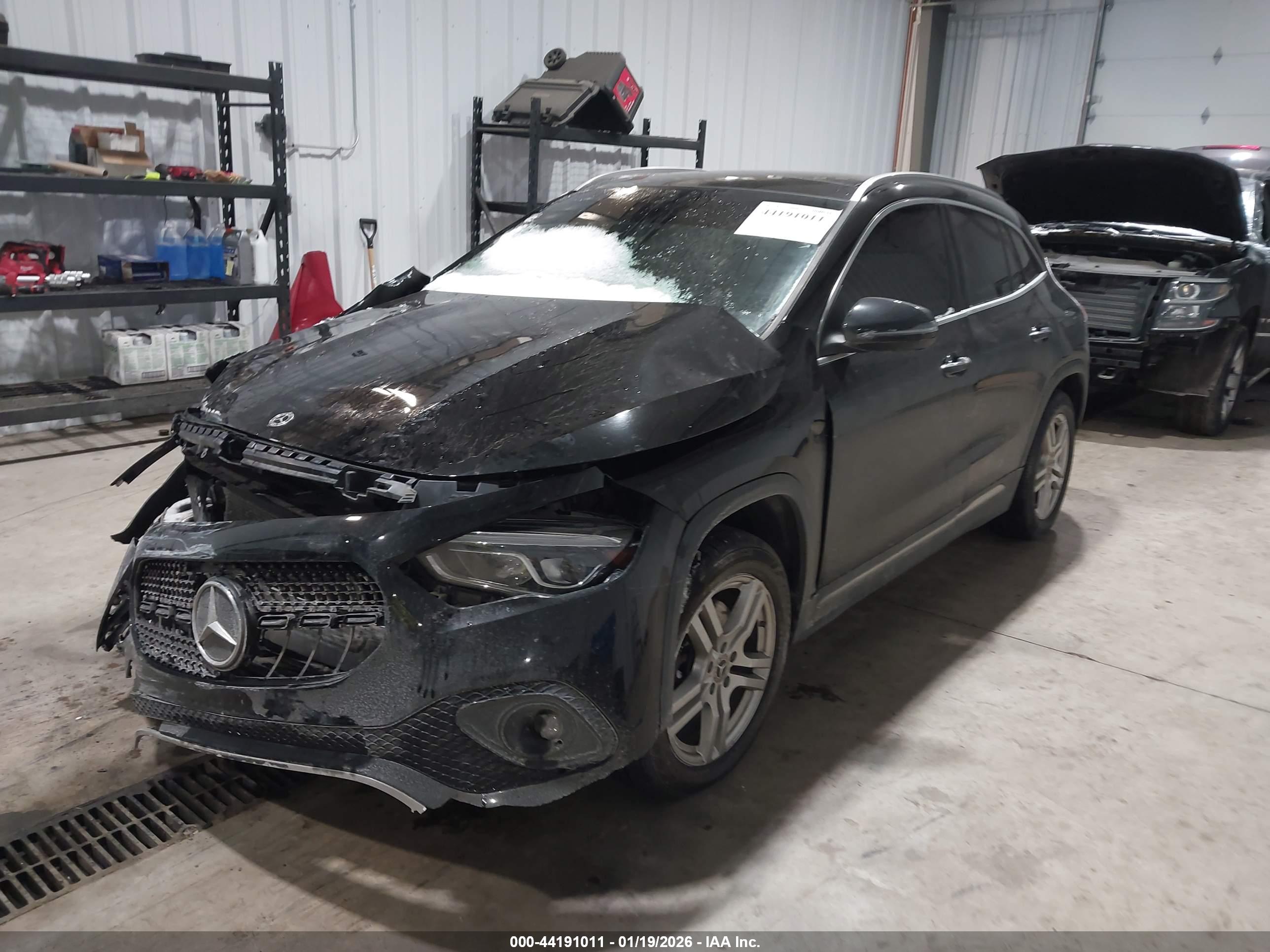MERCEDES-BENZ GLA image 2