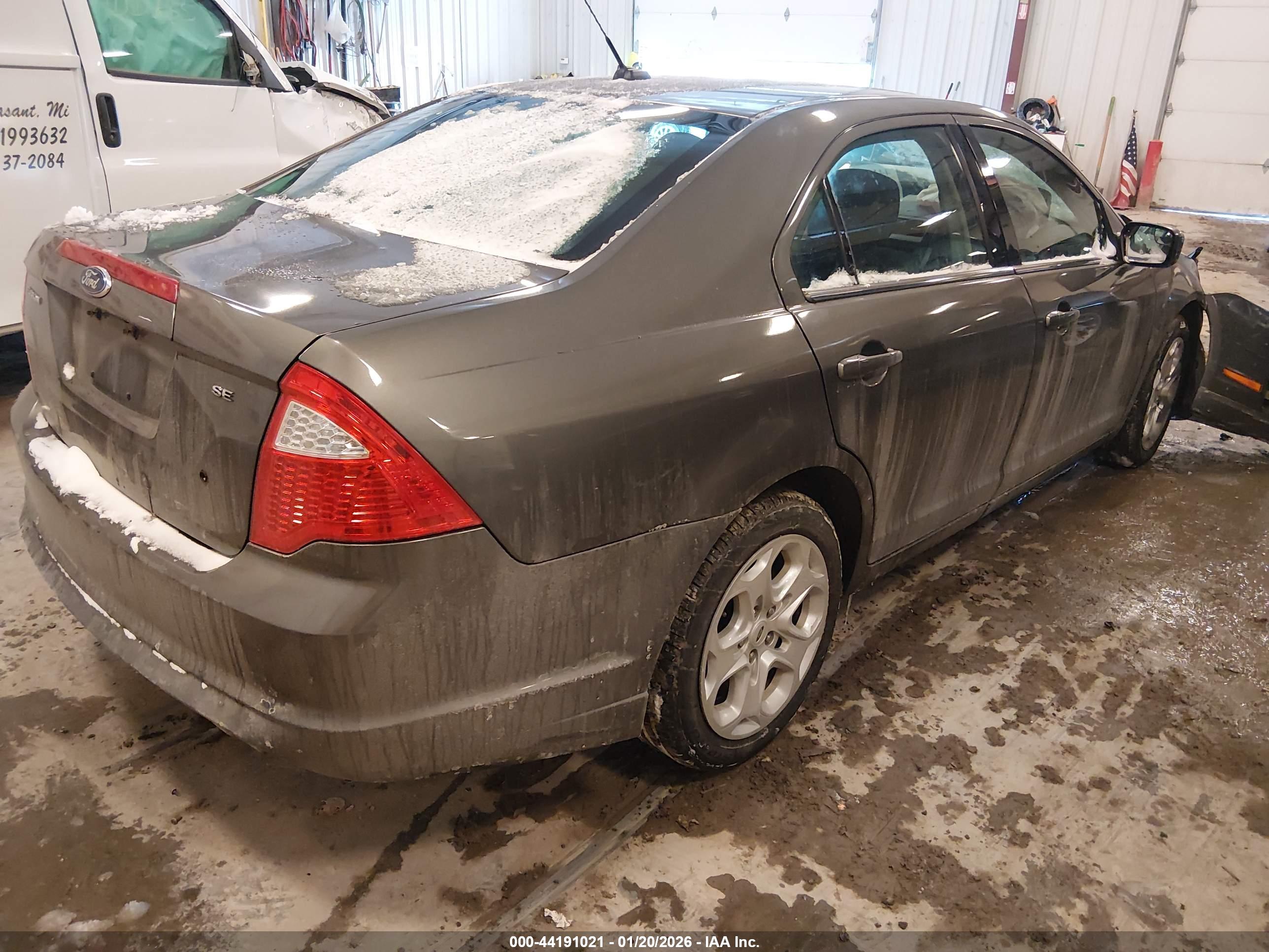 FORD FUSION image 4