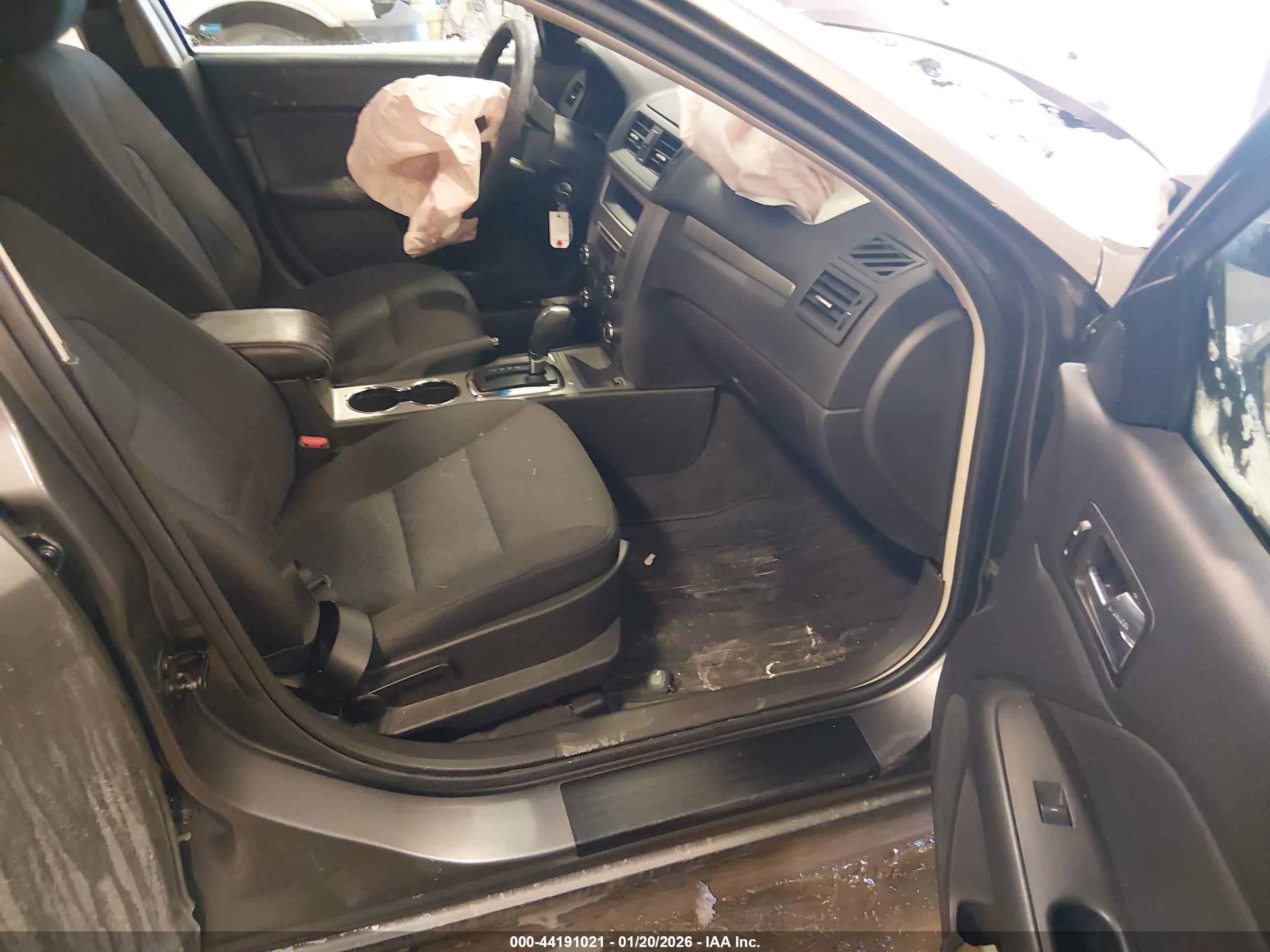 FORD FUSION image 5