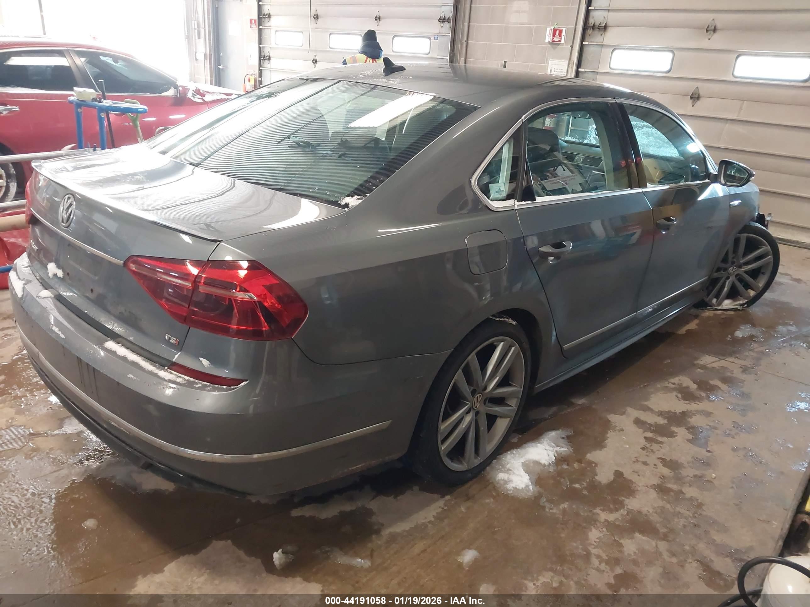 VOLKSWAGEN PASSAT image 4