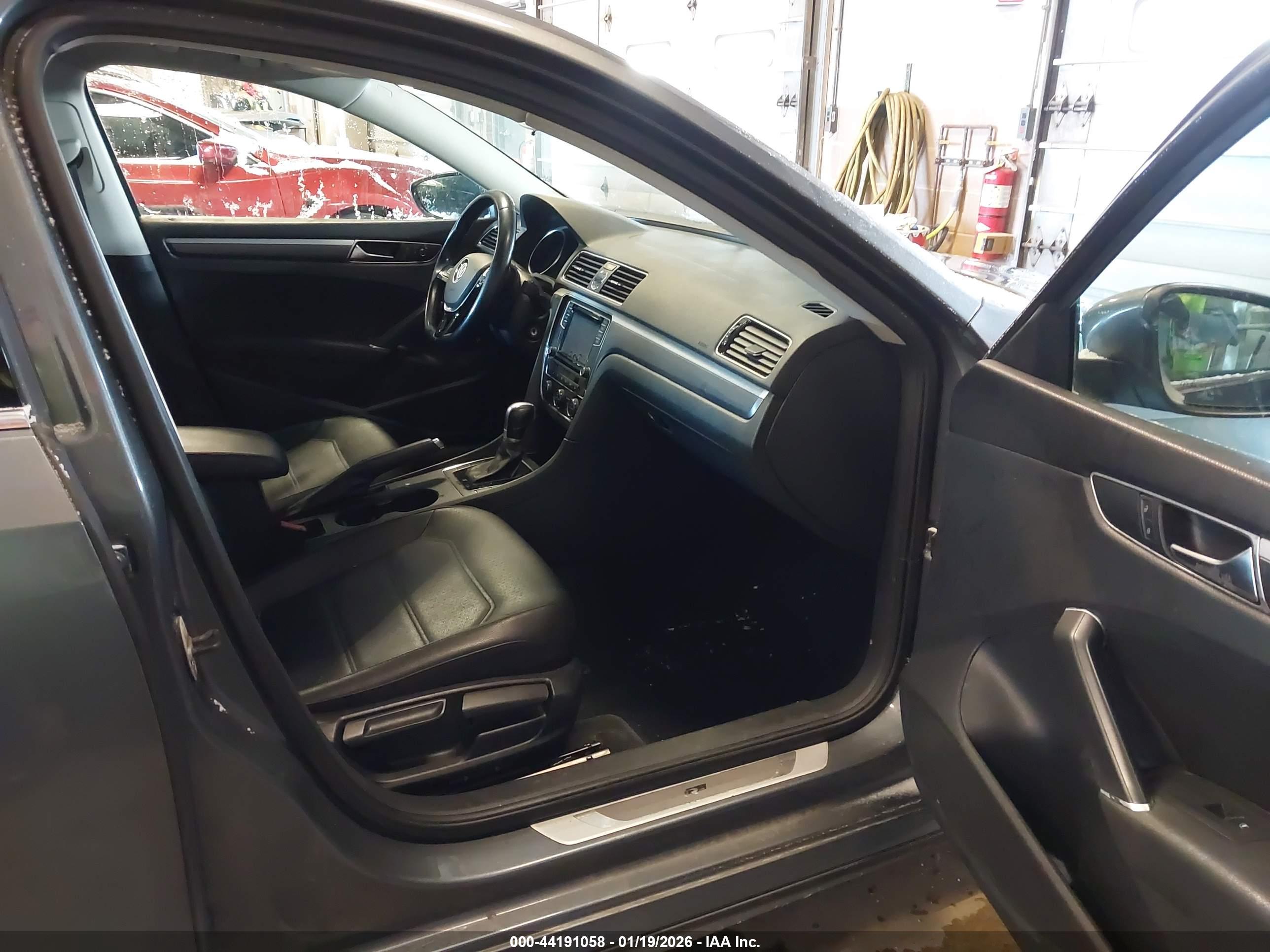 VOLKSWAGEN PASSAT image 5