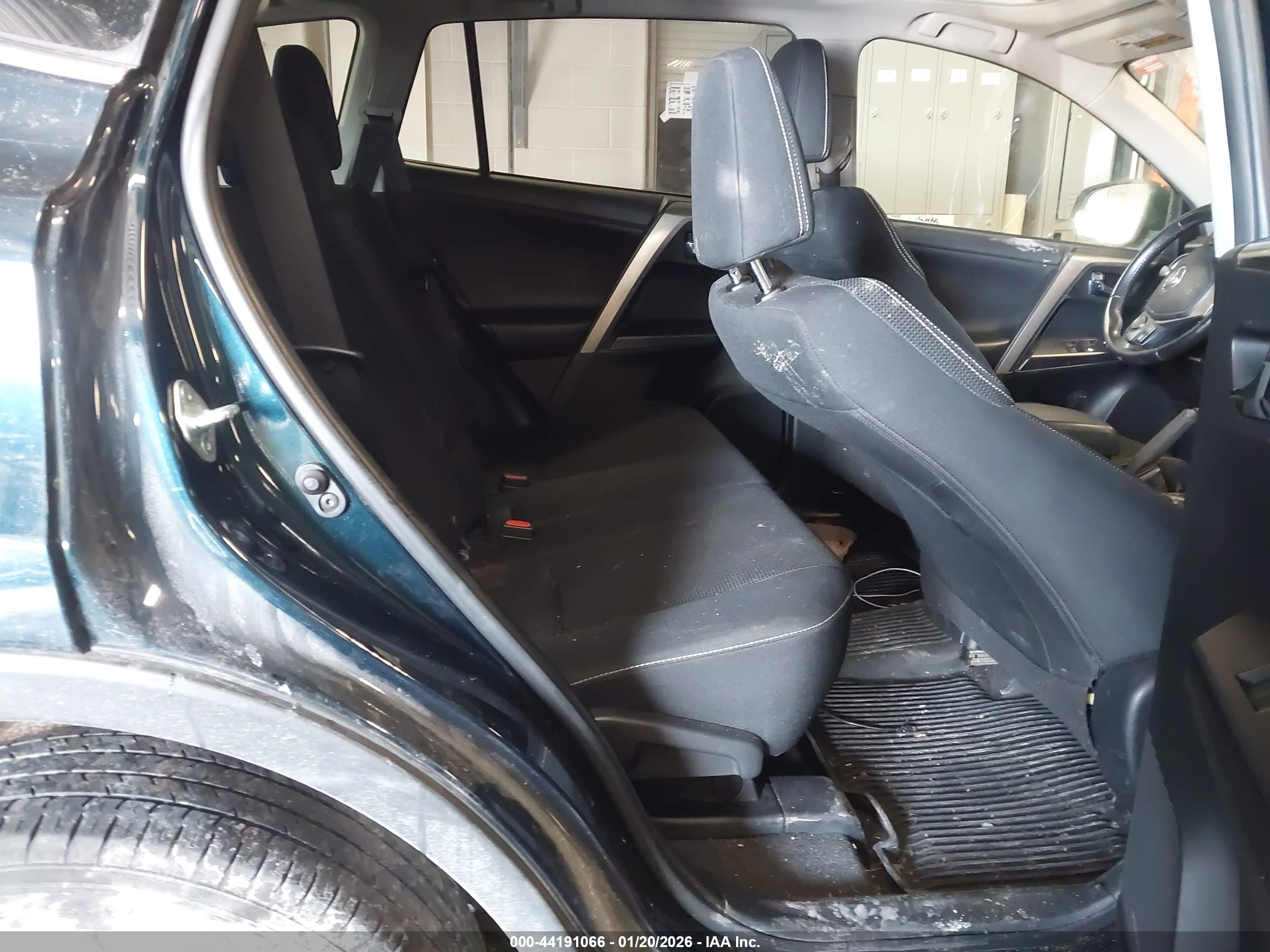 TOYOTA RAV4 image 8