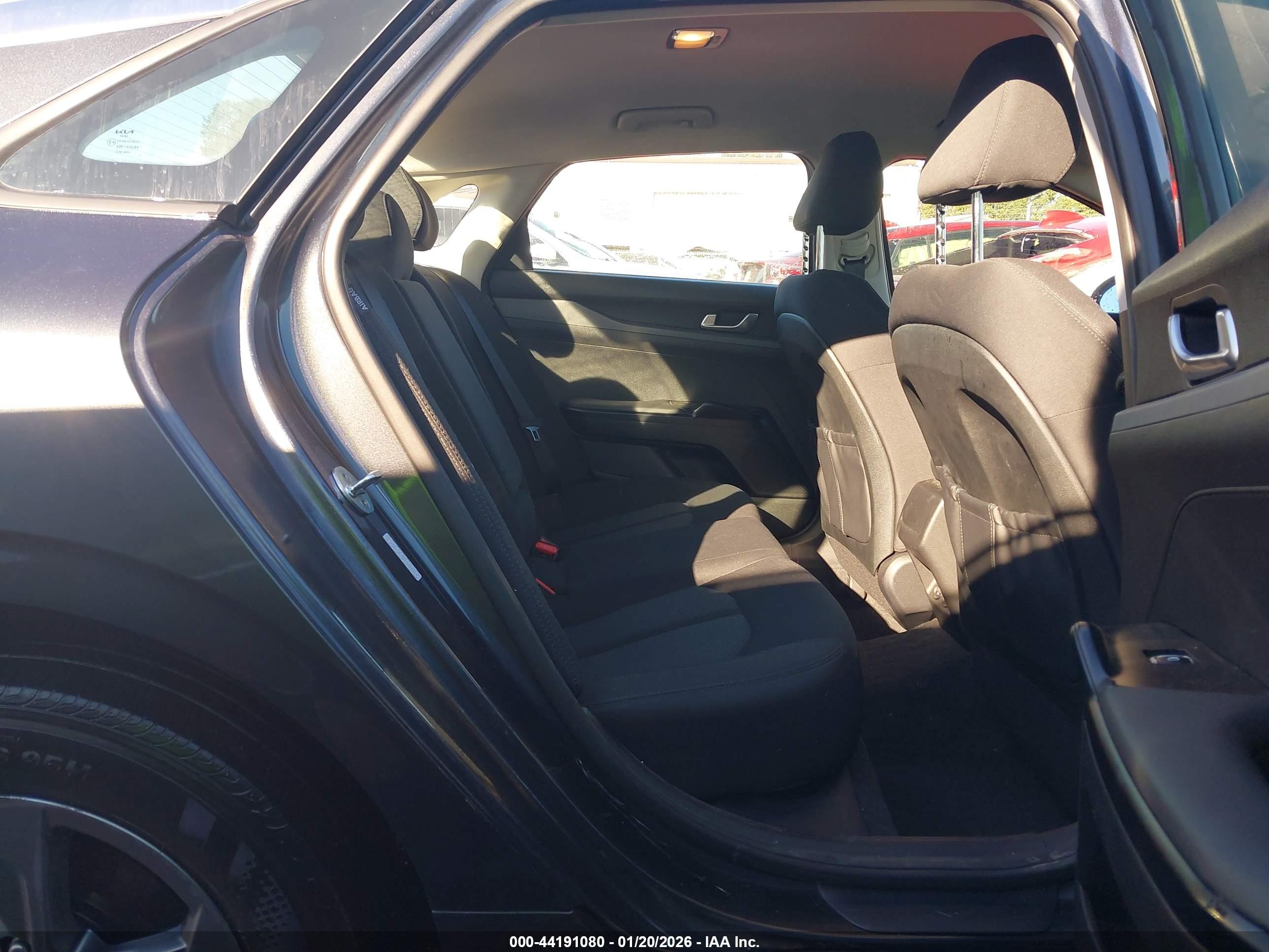 KIA K5 image 8