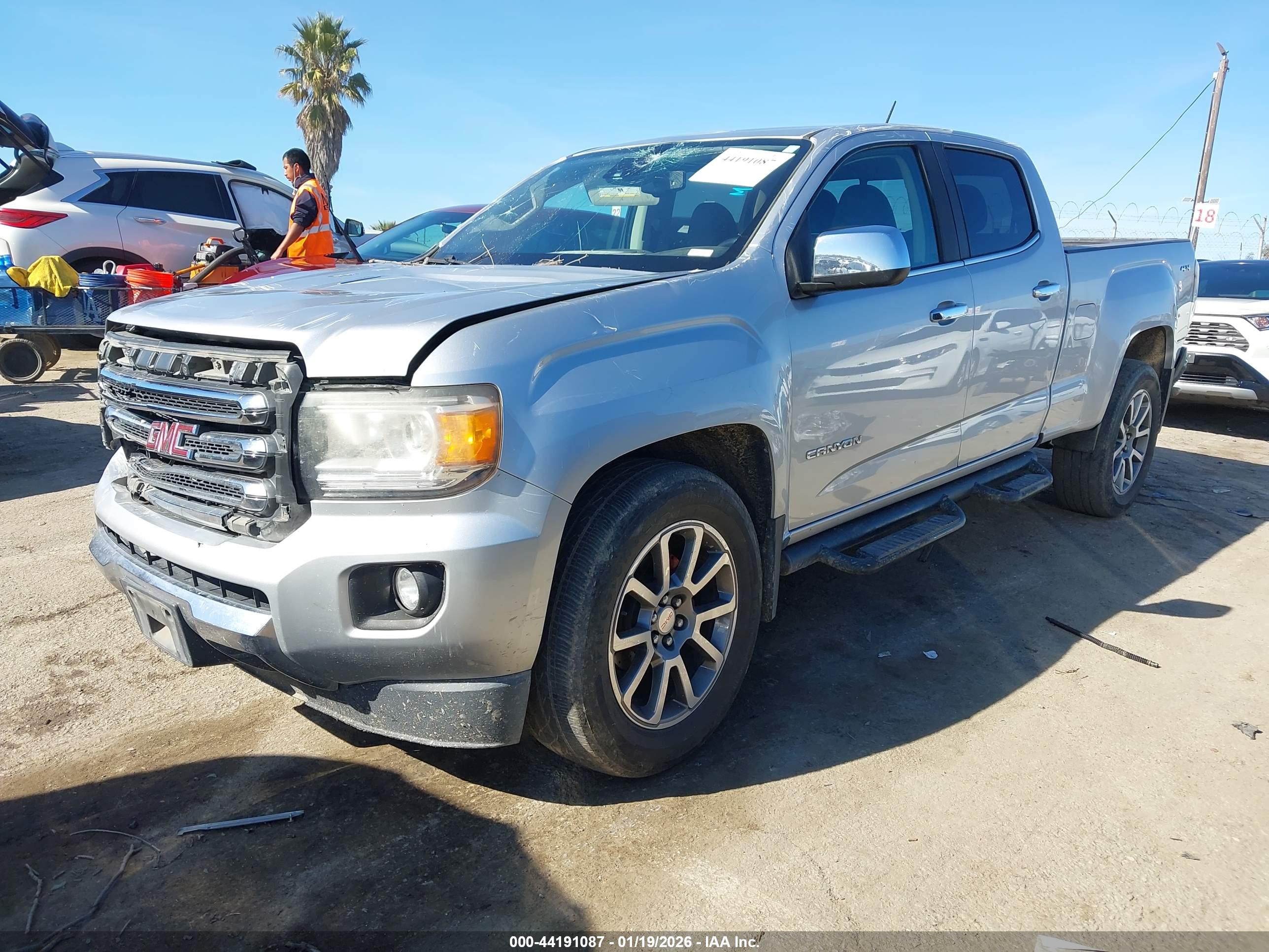 GMC CANYON image 2