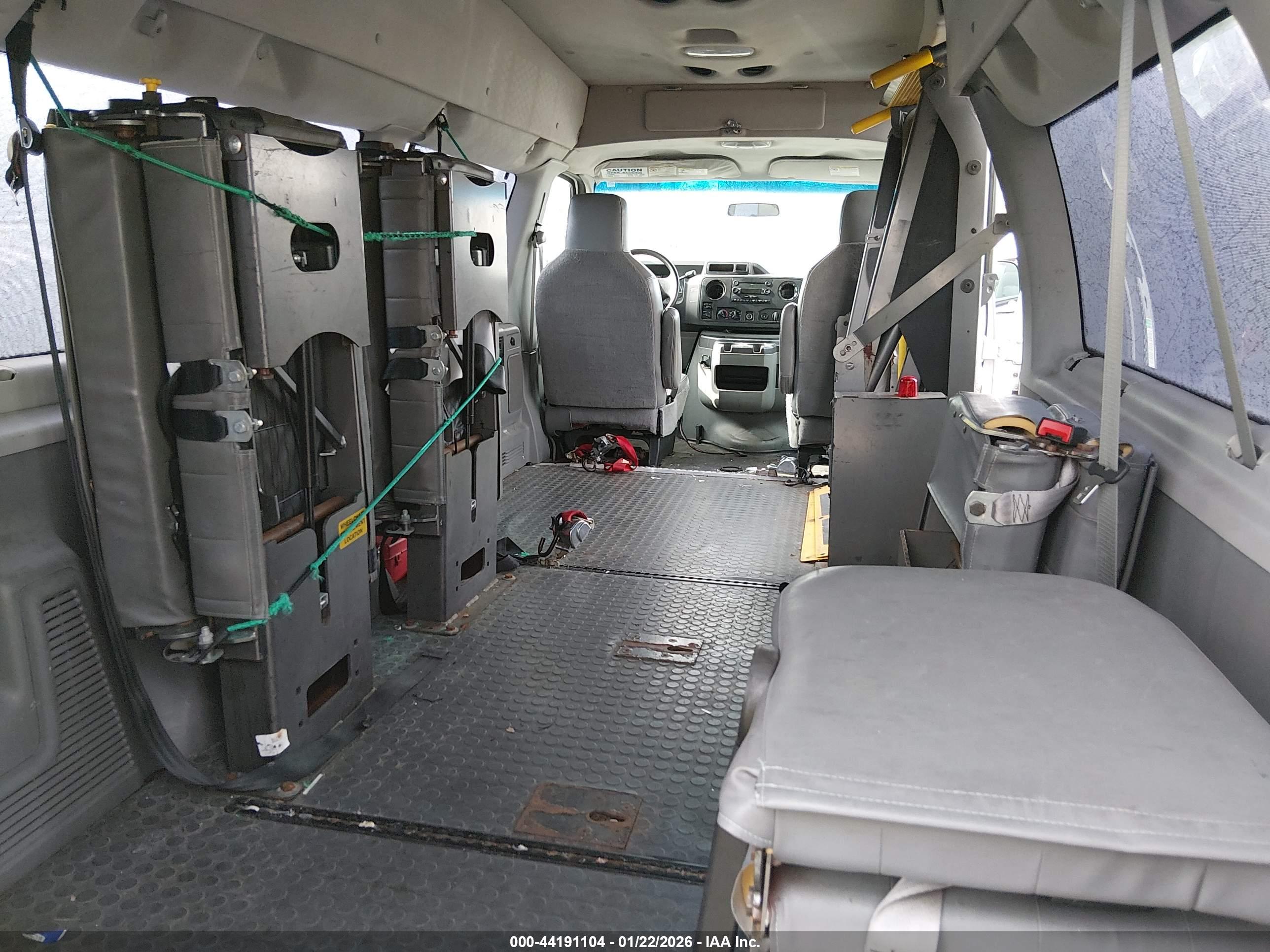 FORD E-350 image 8