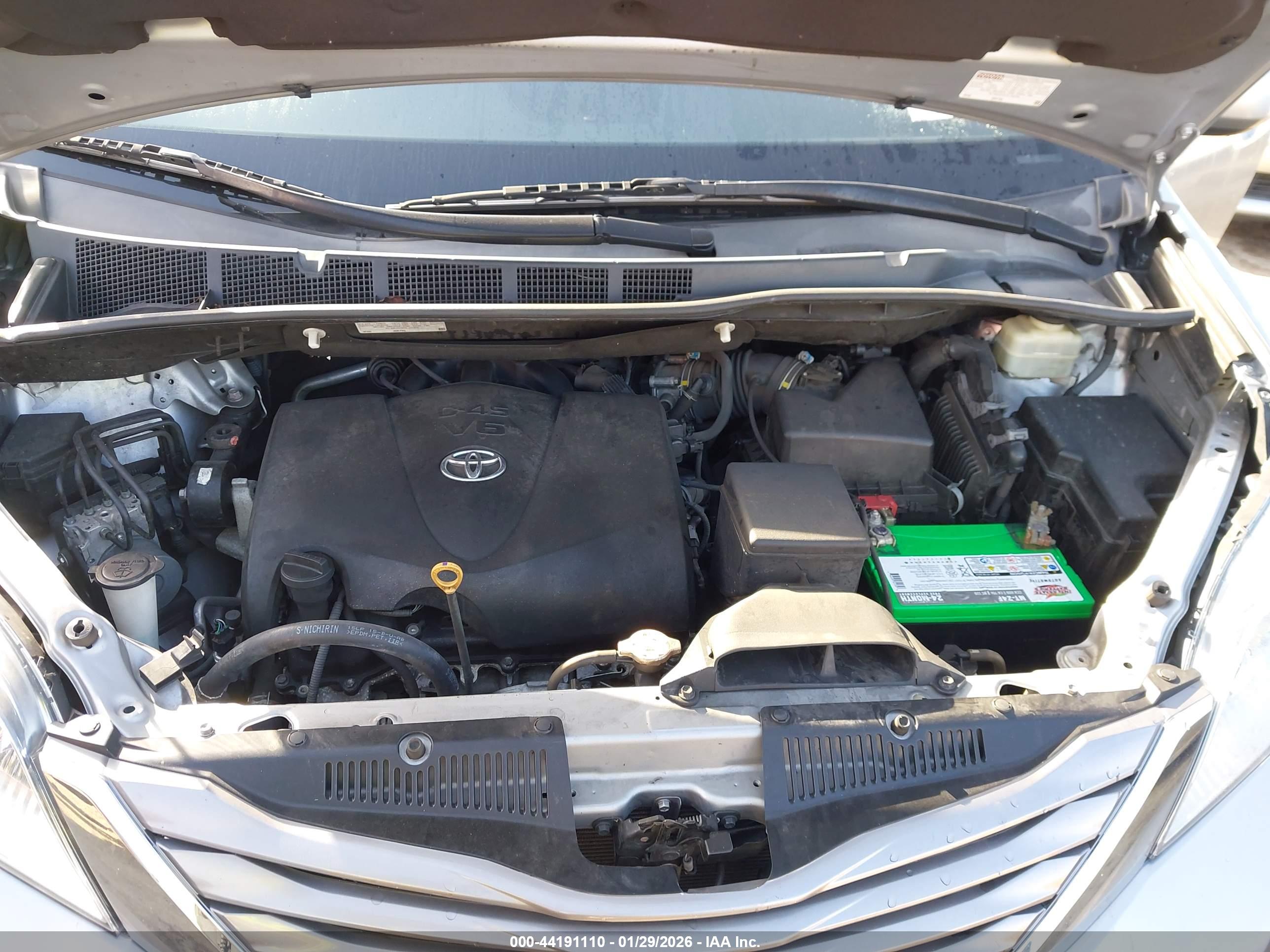 TOYOTA SIENNA image 10
