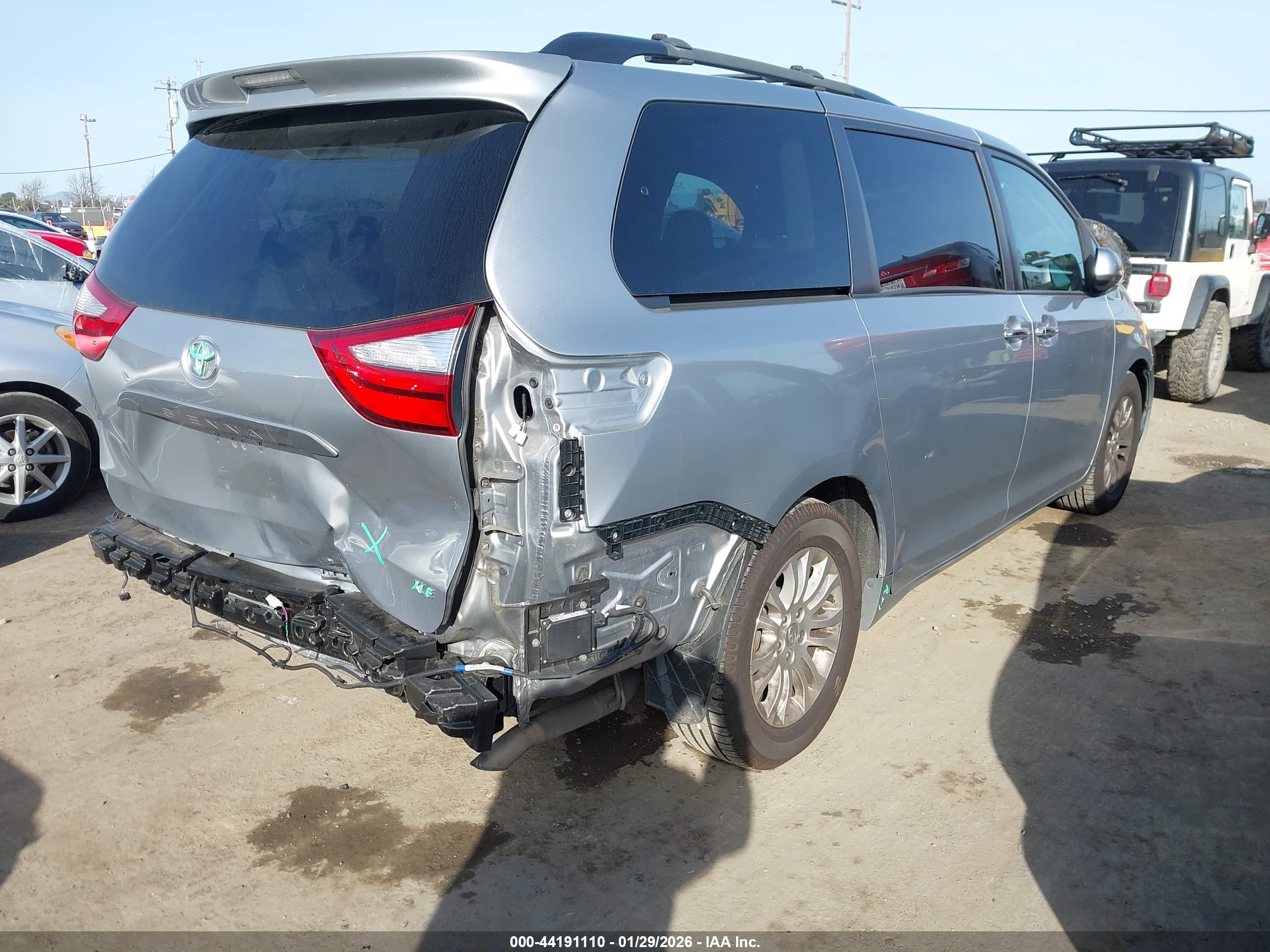 TOYOTA SIENNA image 4