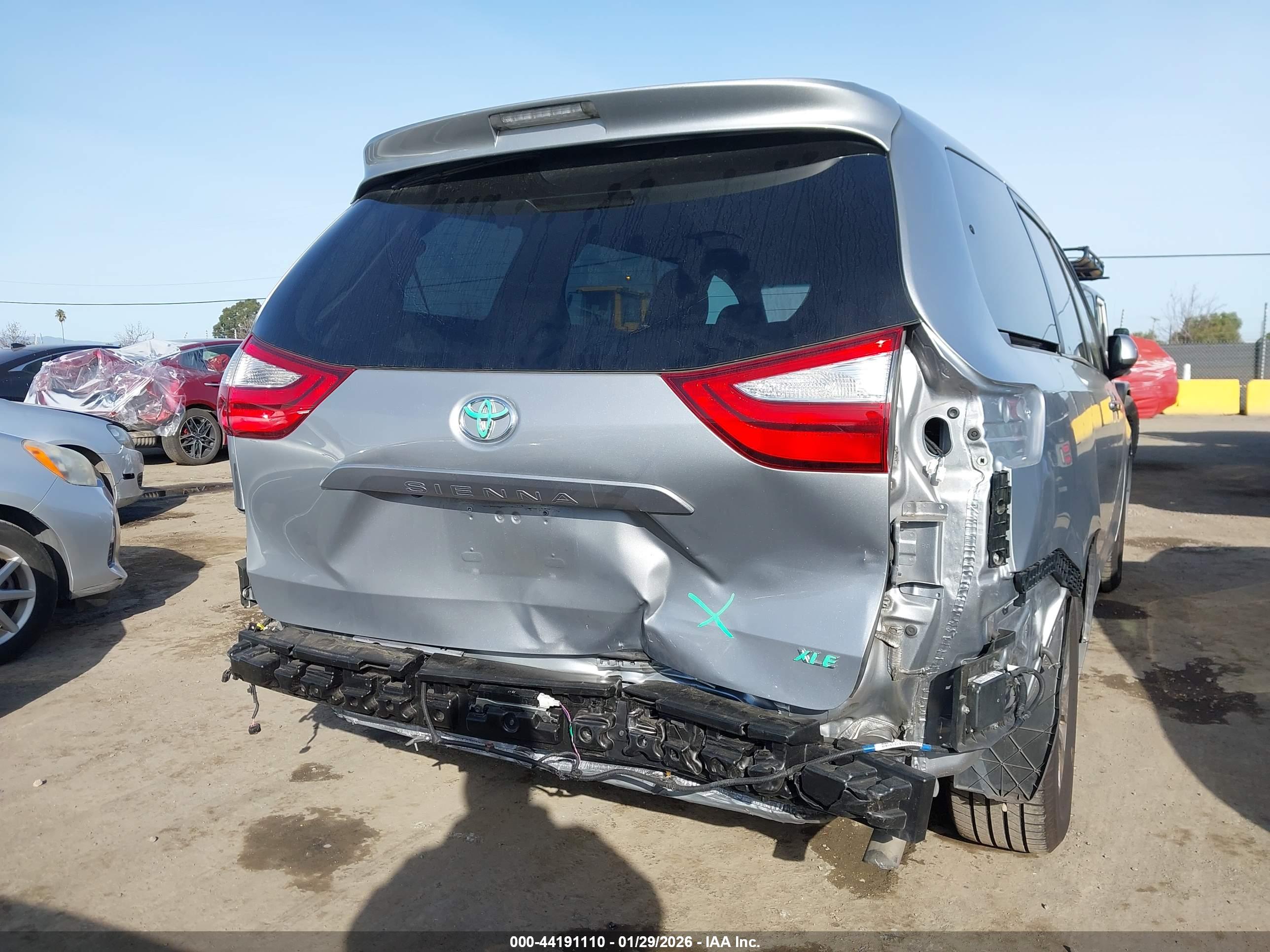 TOYOTA SIENNA image 6