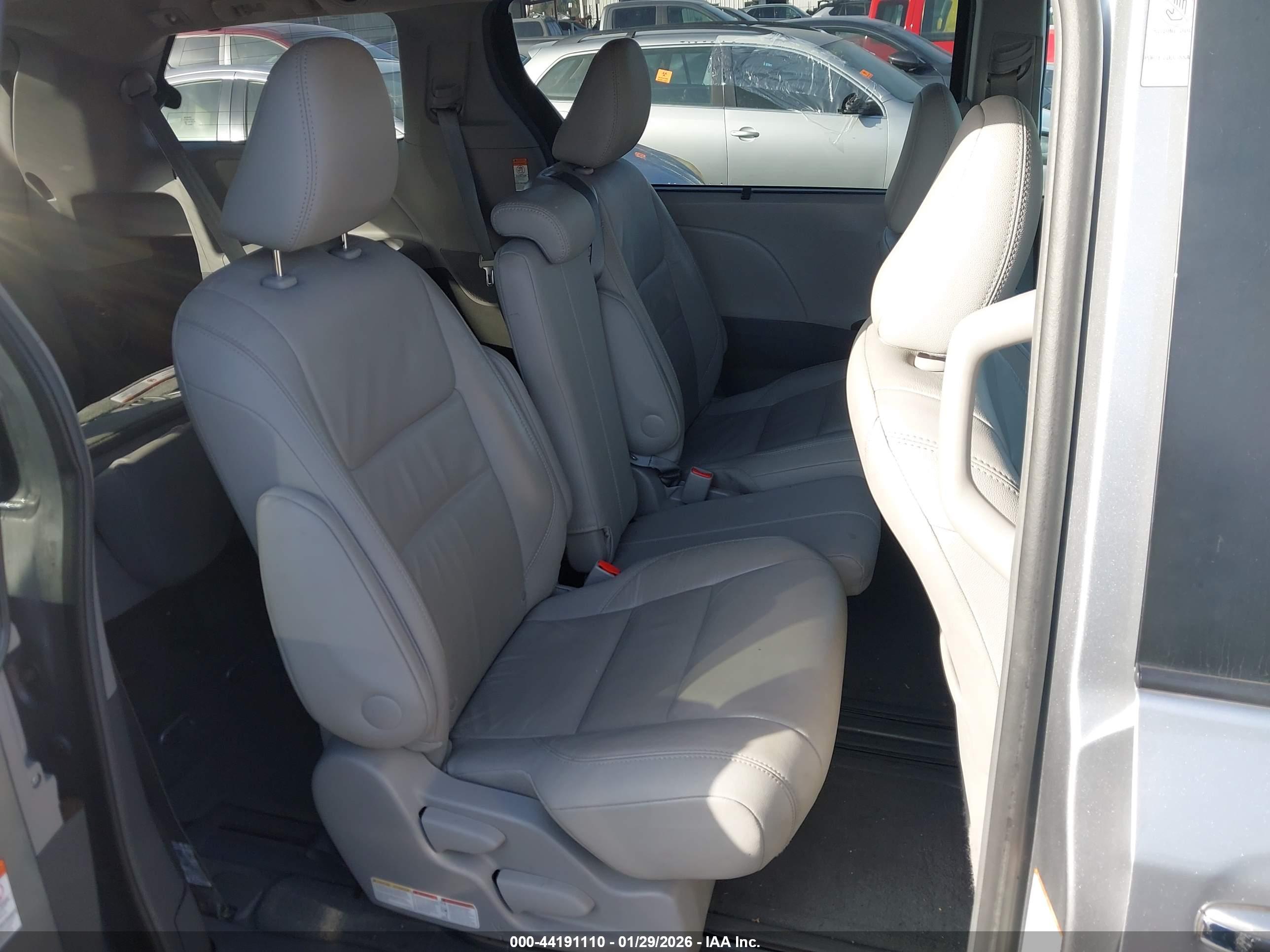 TOYOTA SIENNA image 8