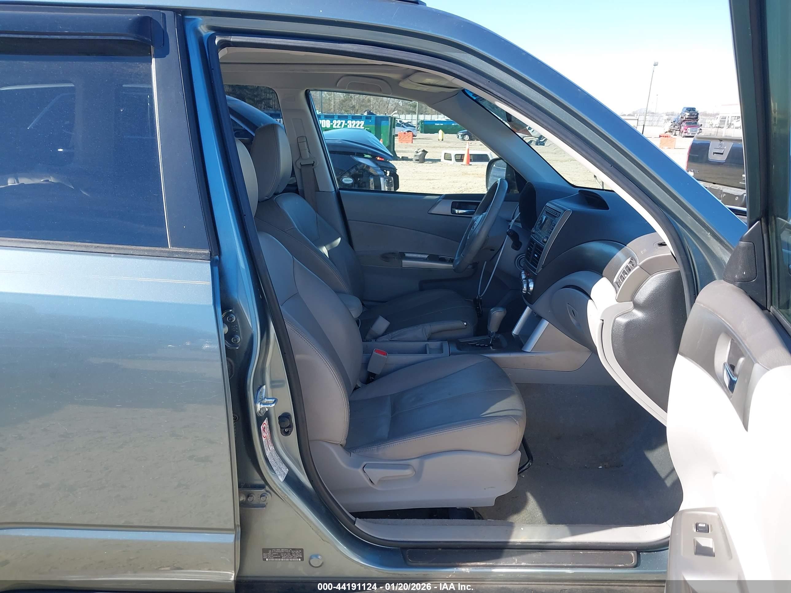 SUBARU FORESTER image 5