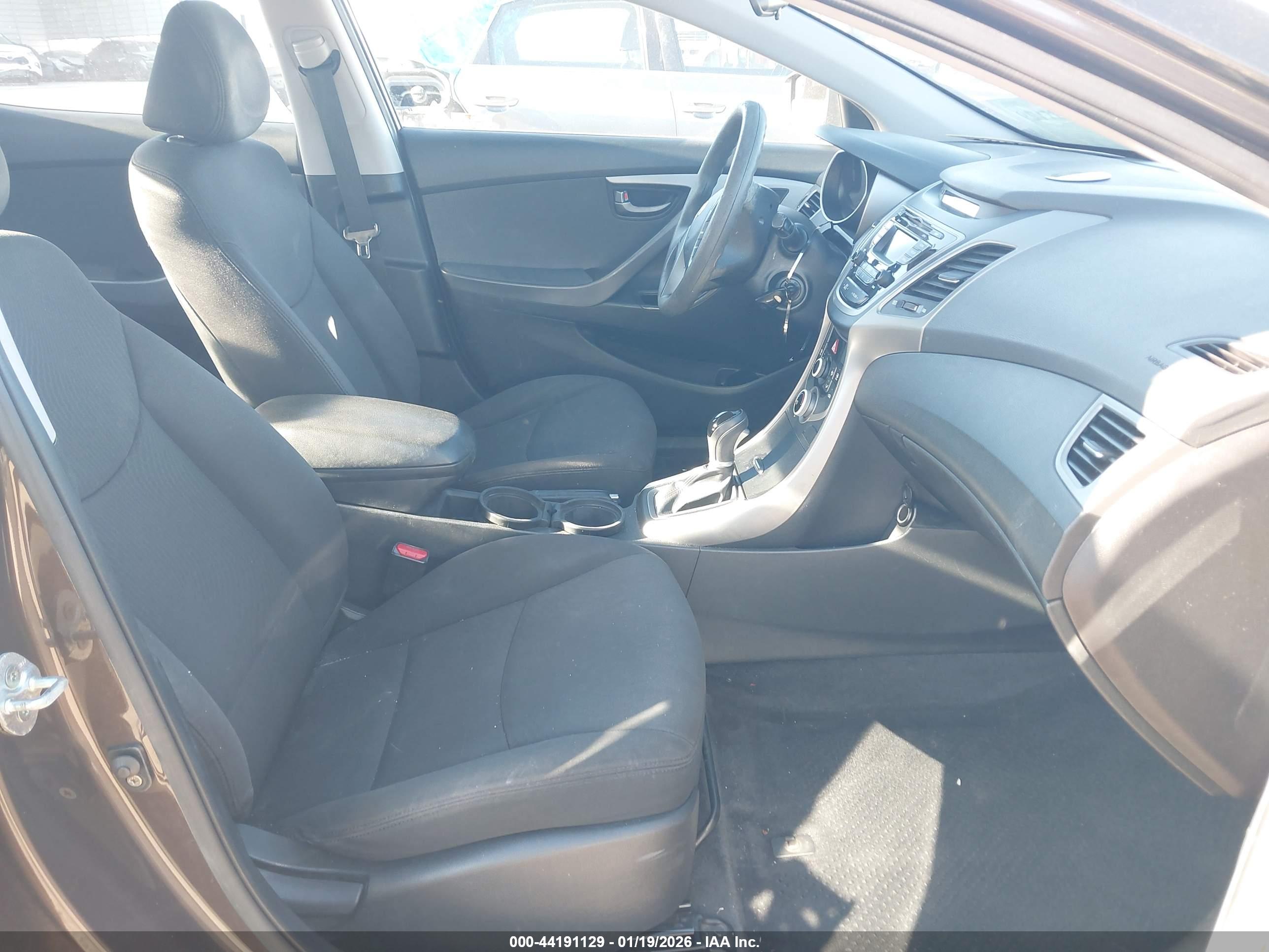 HYUNDAI ELANTRA image 5