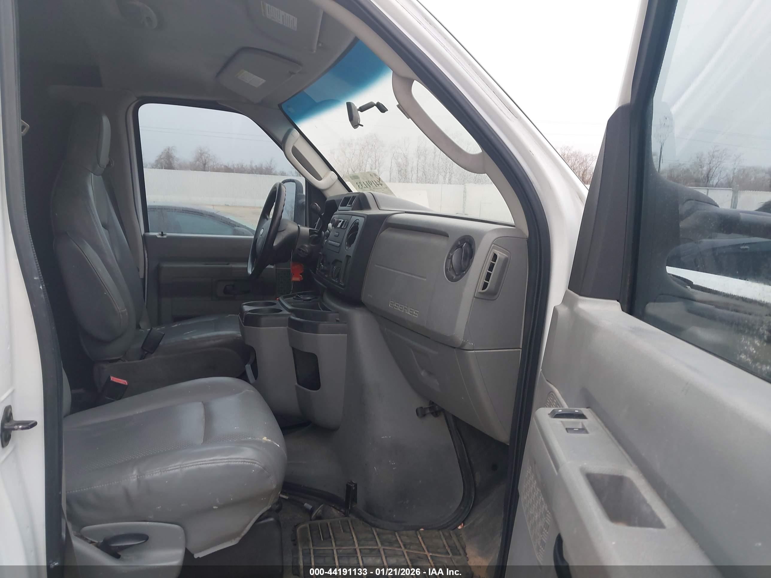 FORD E-250 image 5