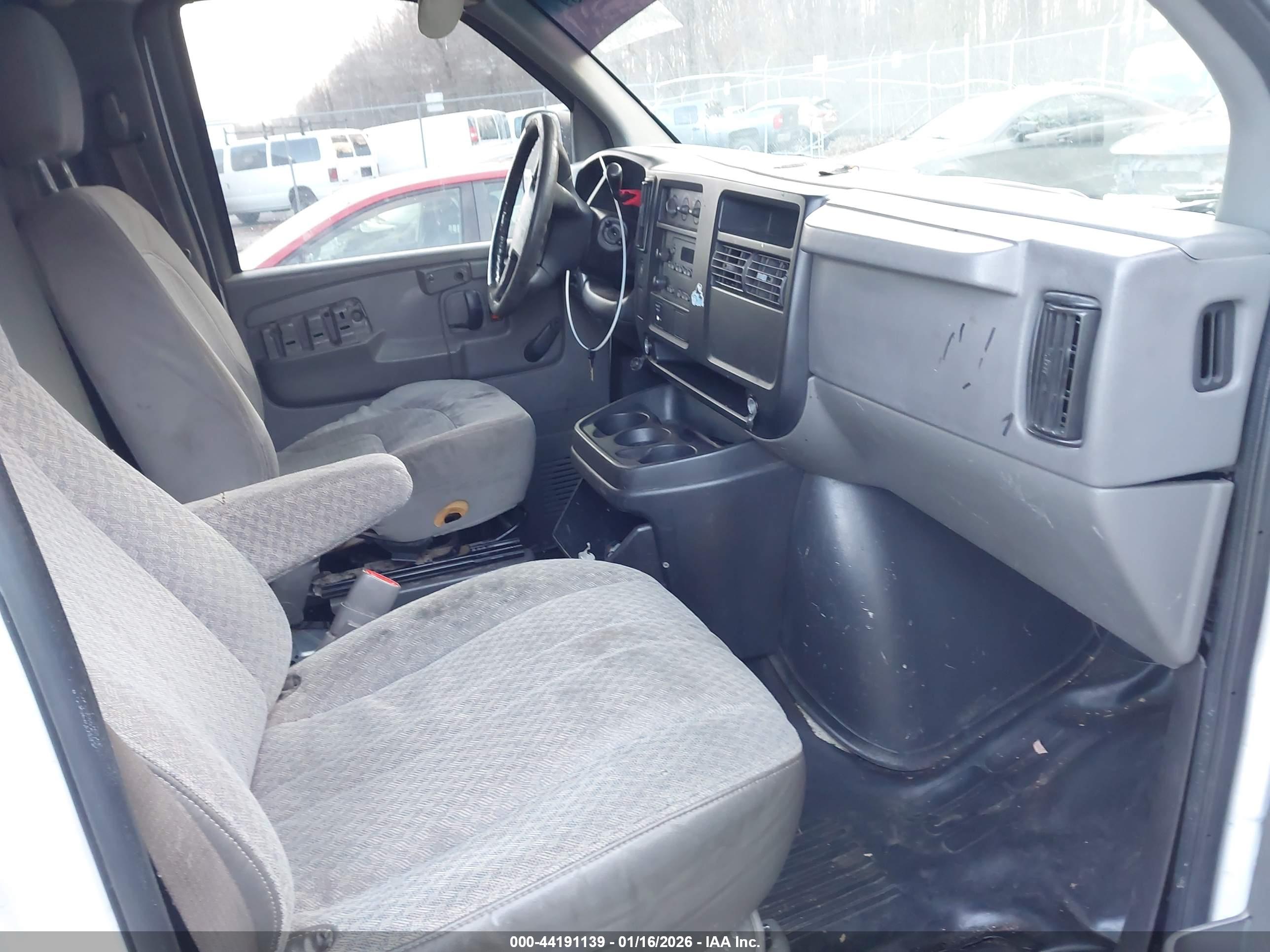 CHEVROLET EXPRESS image 5