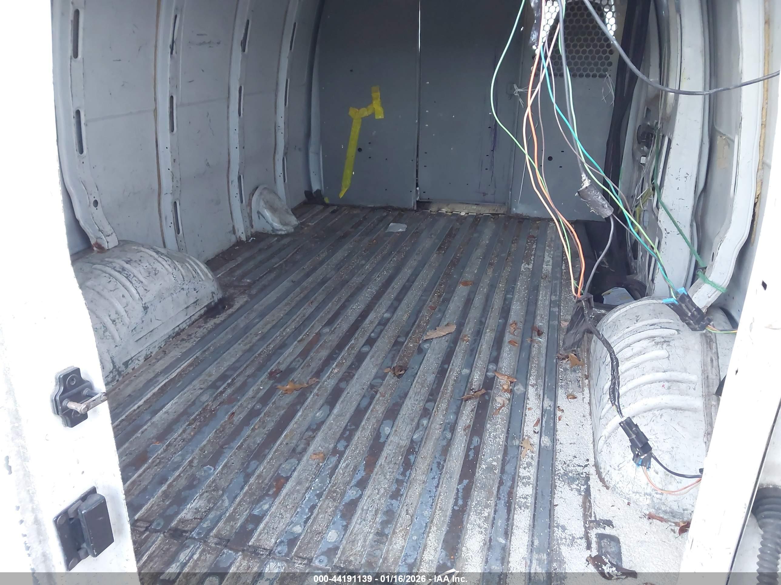 CHEVROLET EXPRESS image 8