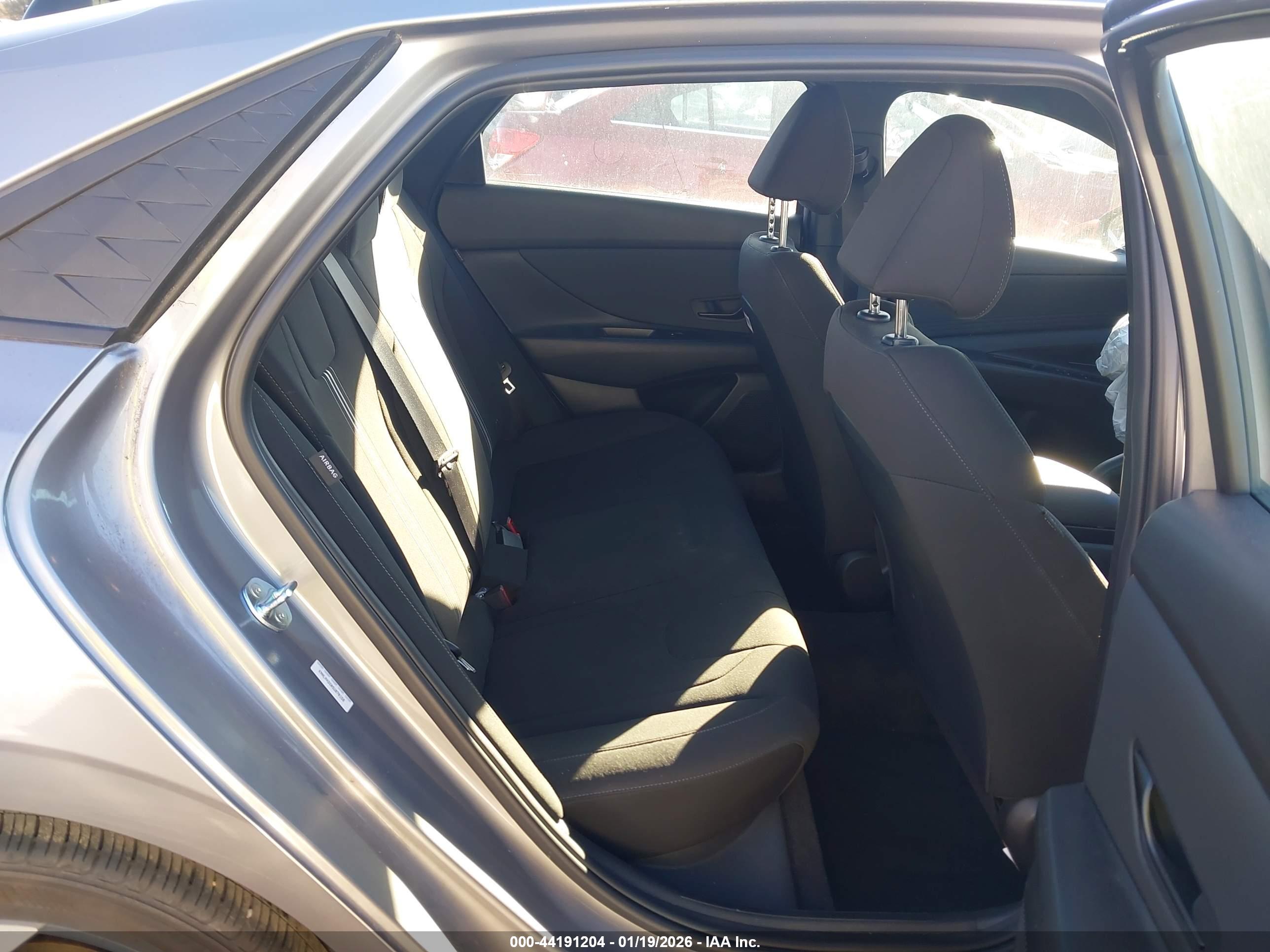 HYUNDAI ELANTRA image 8