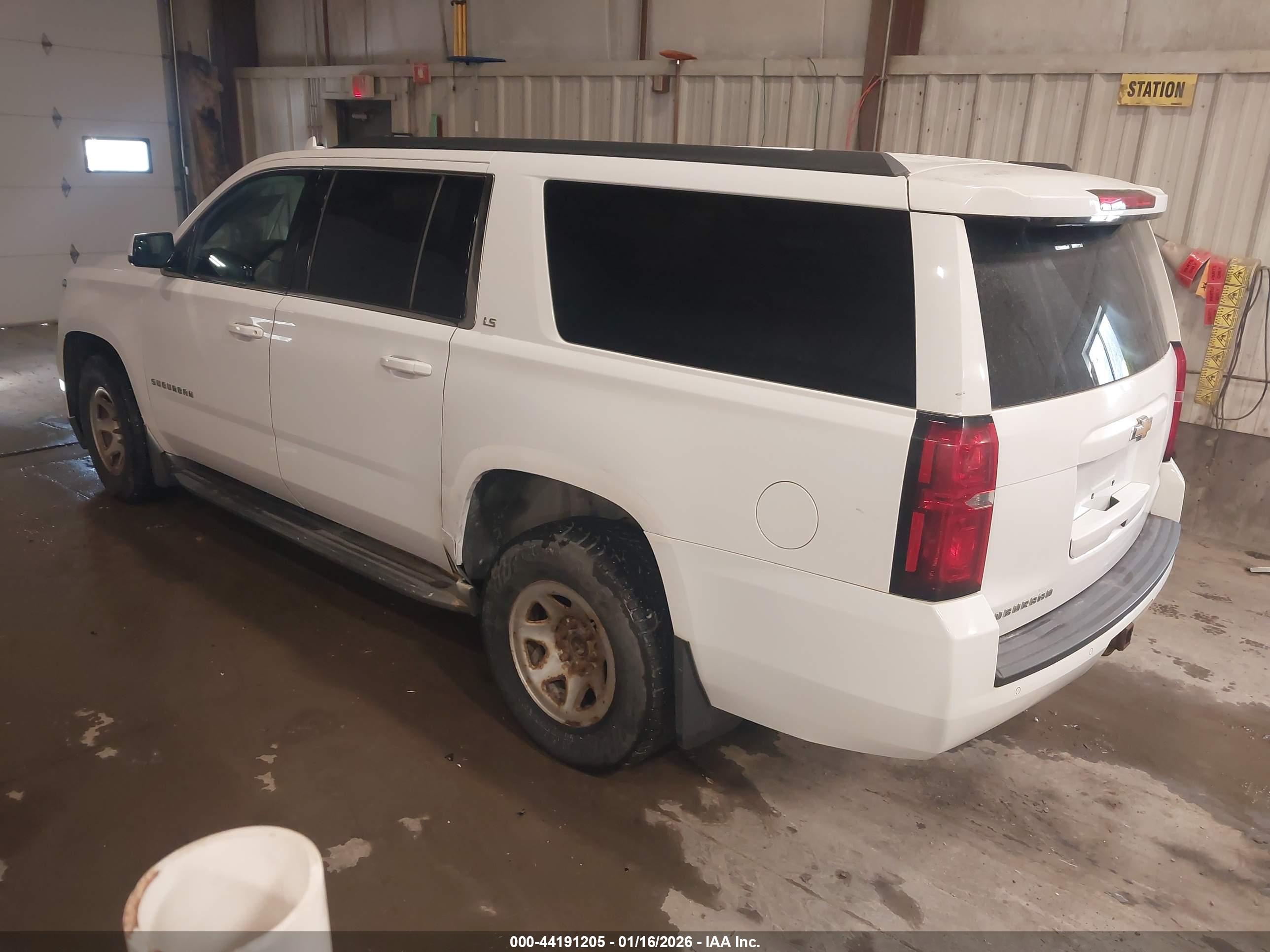 CHEVROLET SUBURBAN image 3