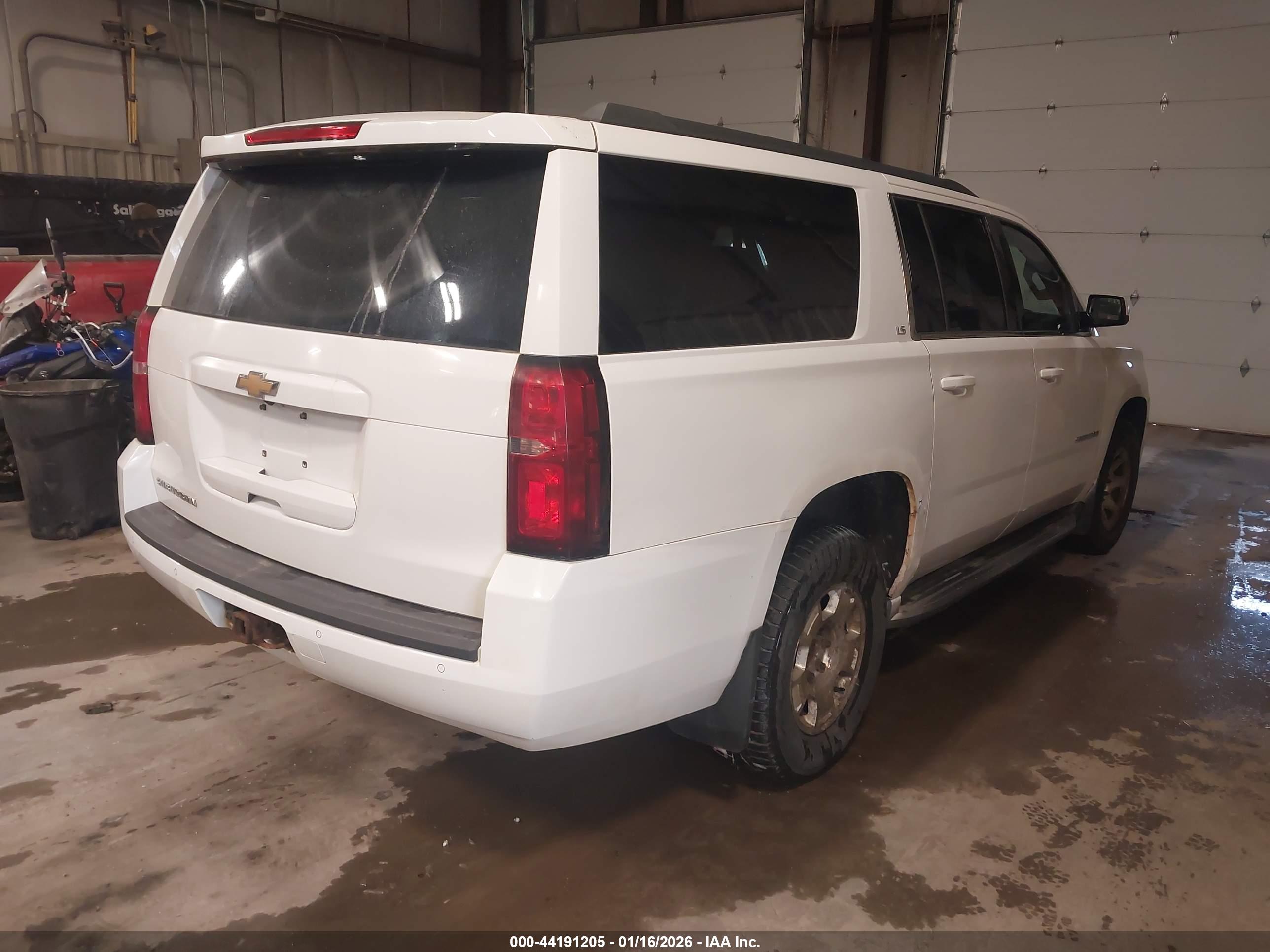 CHEVROLET SUBURBAN image 4