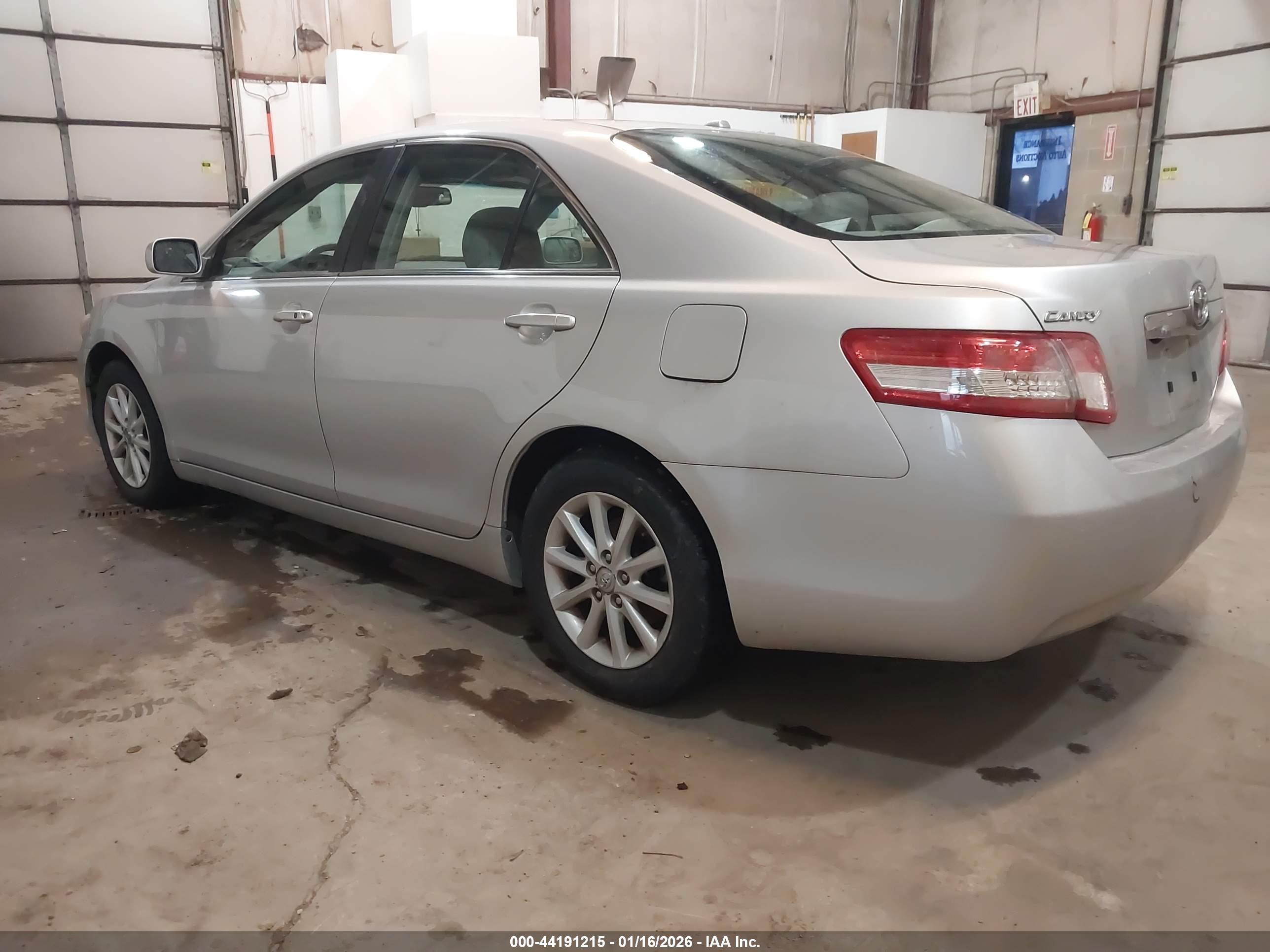 TOYOTA CAMRY image 3