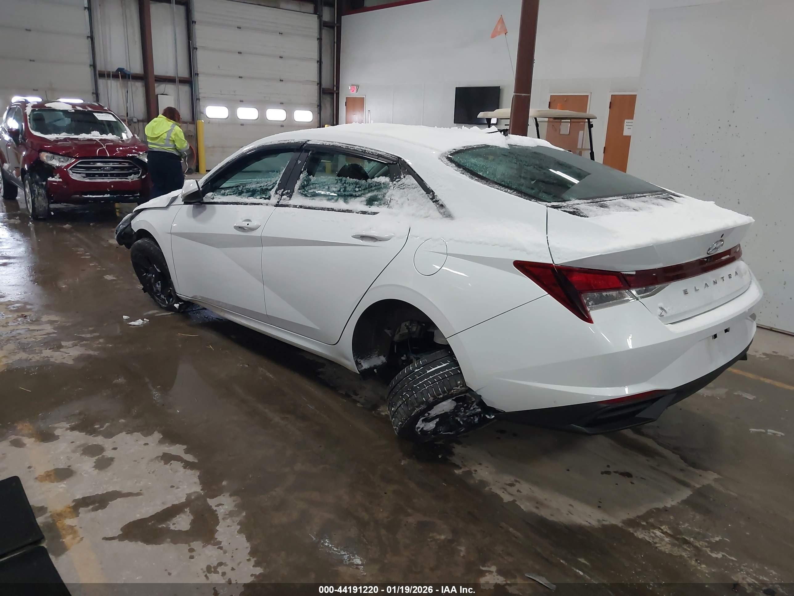 HYUNDAI ELANTRA image 3