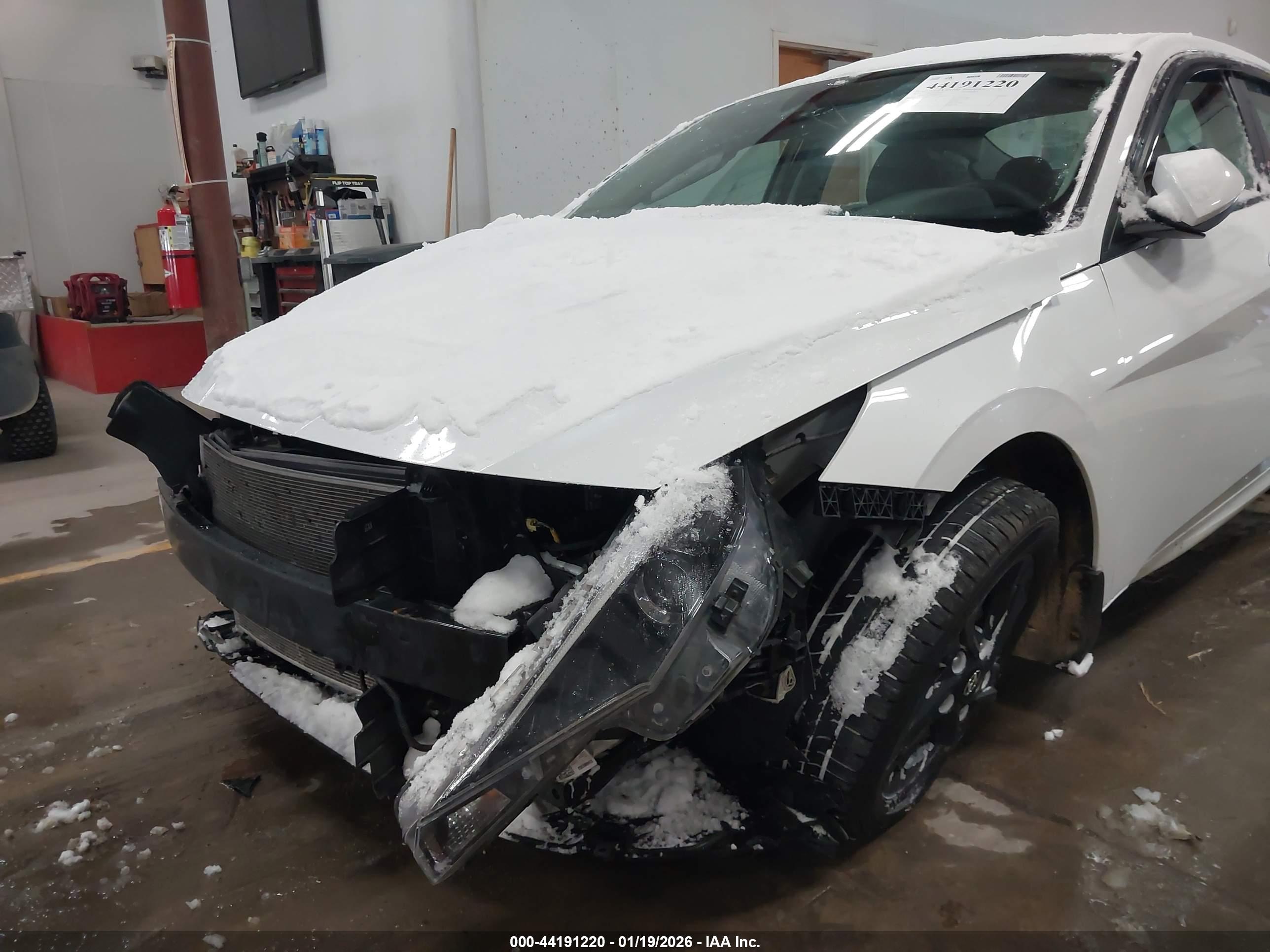 HYUNDAI ELANTRA image 6