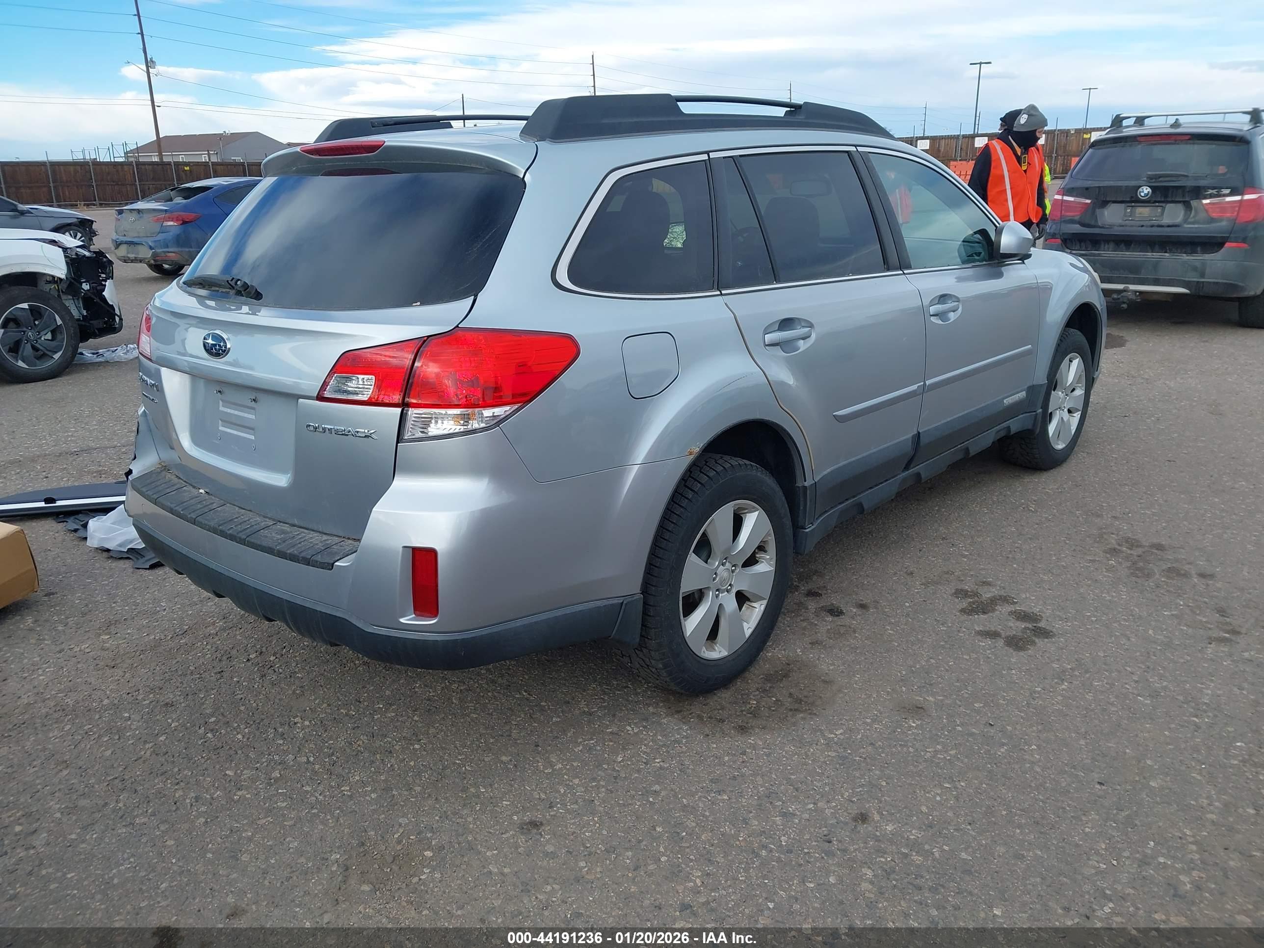 SUBARU OUTBACK image 4