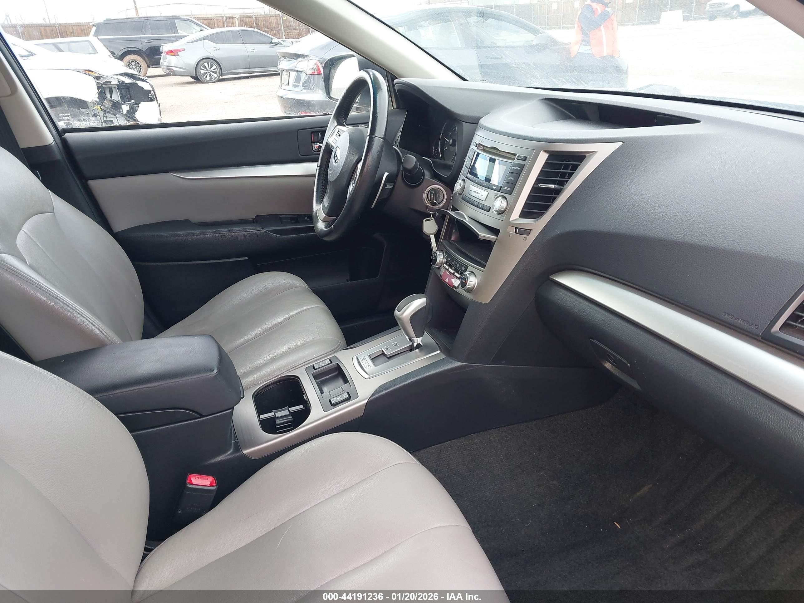 SUBARU OUTBACK image 5