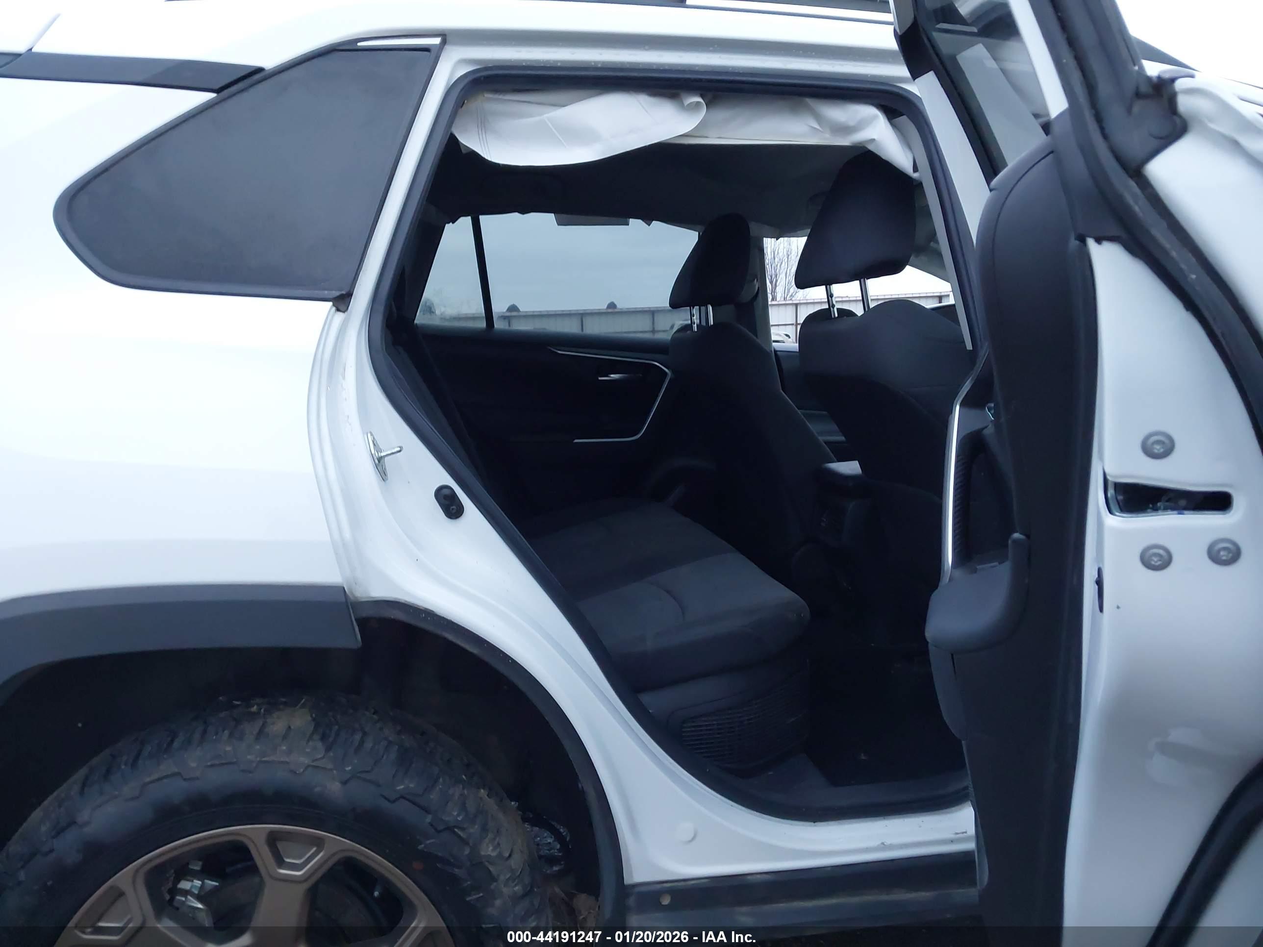 TOYOTA RAV4 image 8