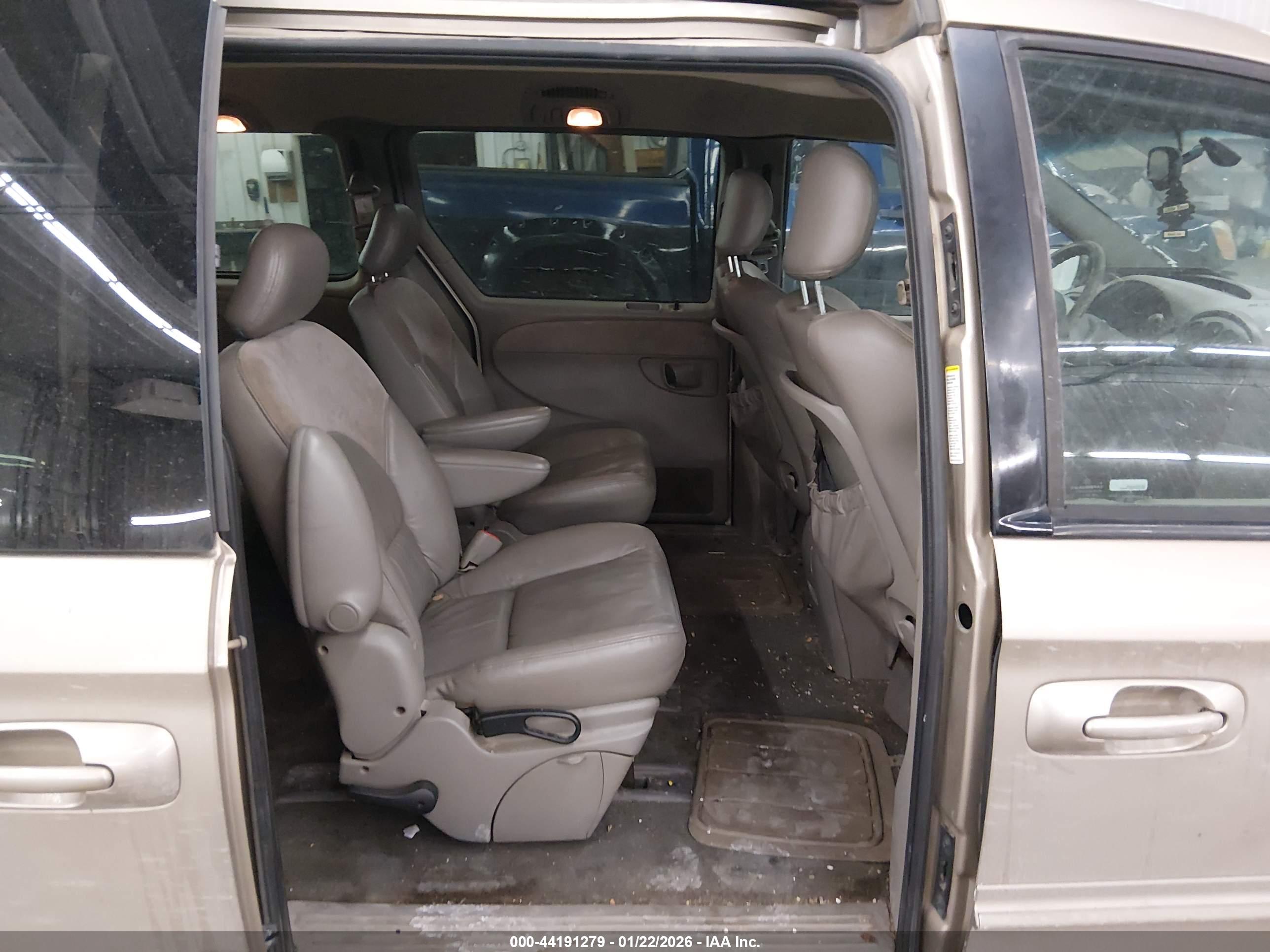 CHRYSLER TOWN image 8